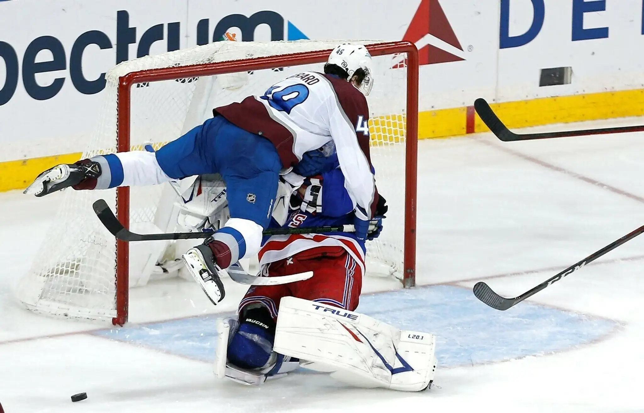 Adam Húska pri svojej premiére v NHL.