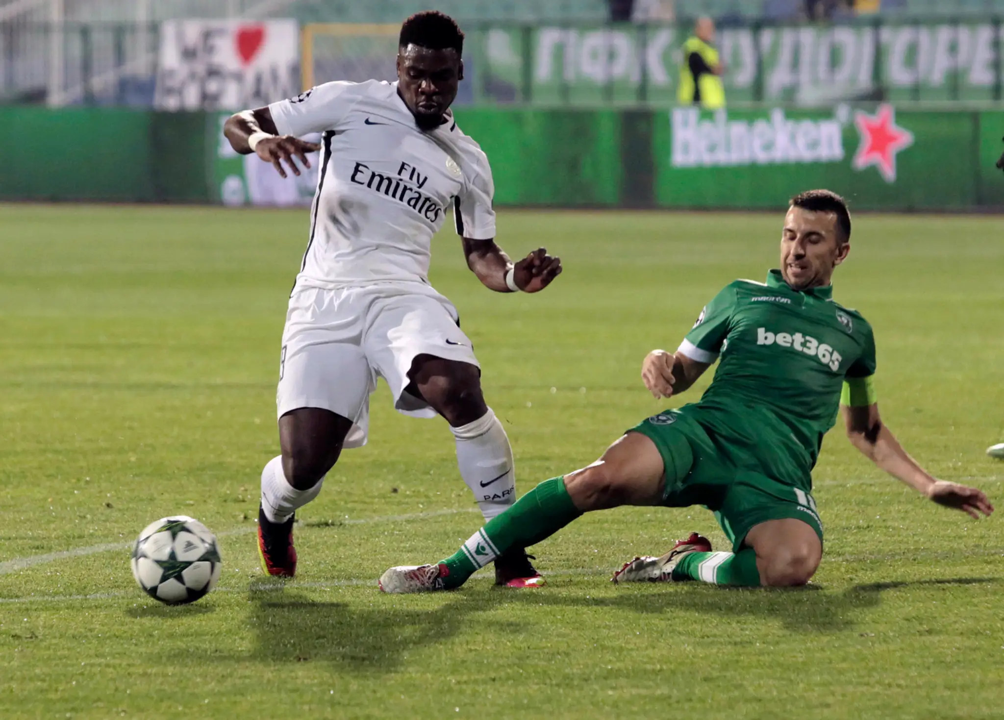 Záložník PSG Serge Aurier (vľavo) uniká pred hráčom Ludogorecu Razgrad Cosminom Motim v dueli LM.