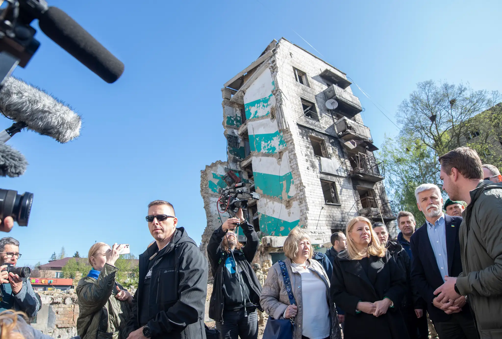 Prezidentka SR Zuzana Čaputová (tretia sprava) a český prezident Petr Pavel (druhý zľava) si prezerajú mesto Boroďanka v Kyjevskej oblasti.