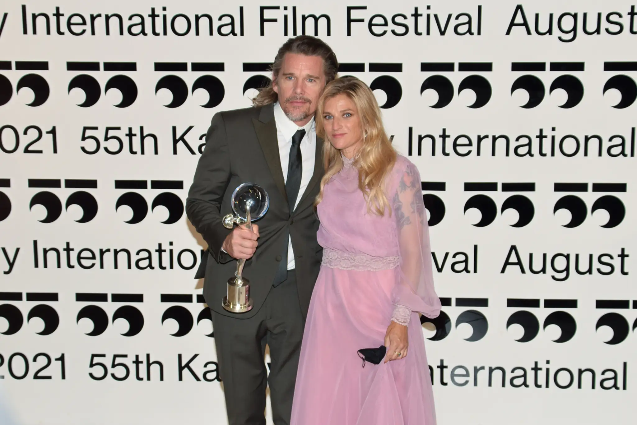 Ethan Hawke s manželkou na záverečnom ceremoniáli 55. ročníka MFF KV