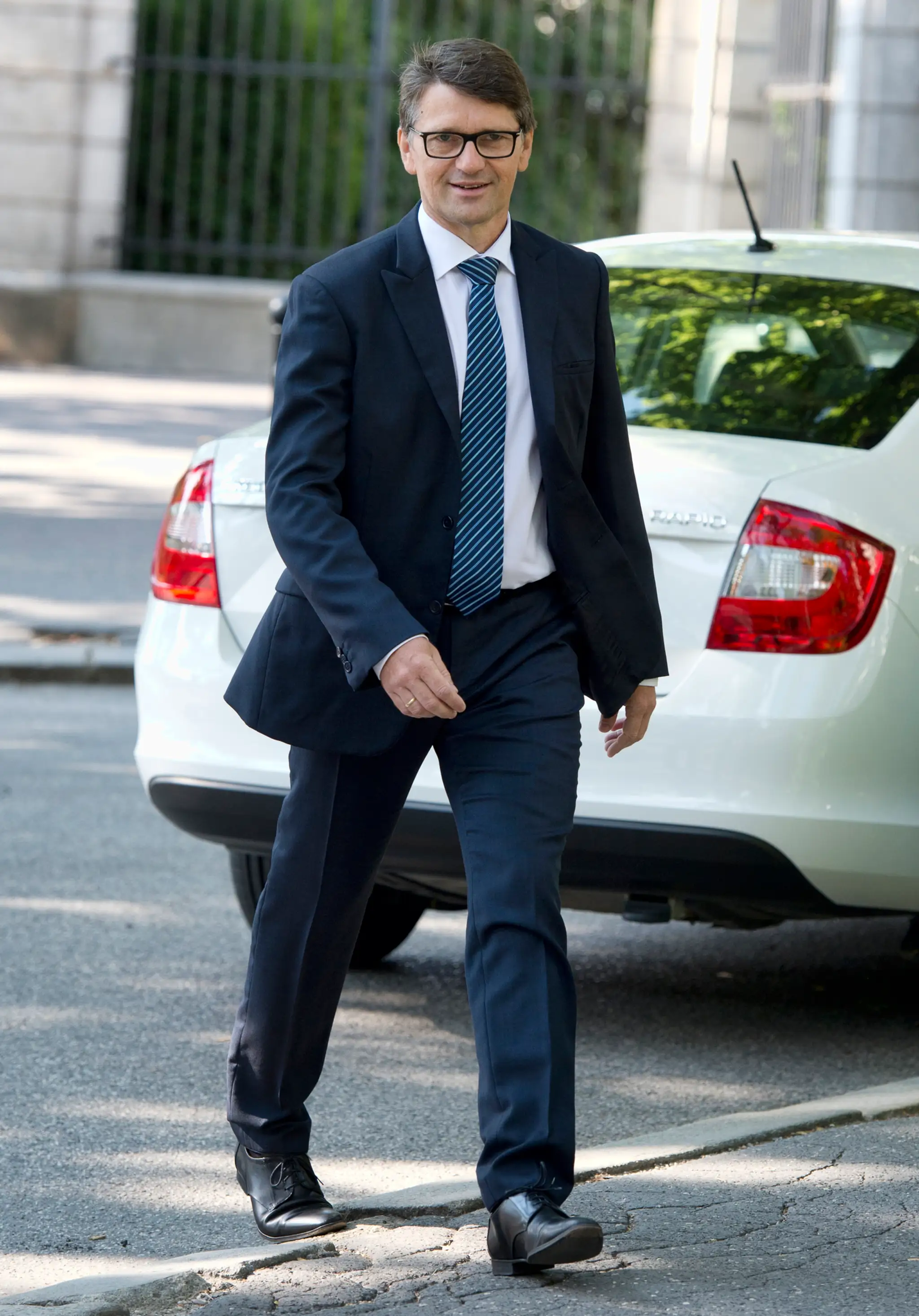 Minister kultúry Marek Maďarič prichádza peši na Úrad vlády.