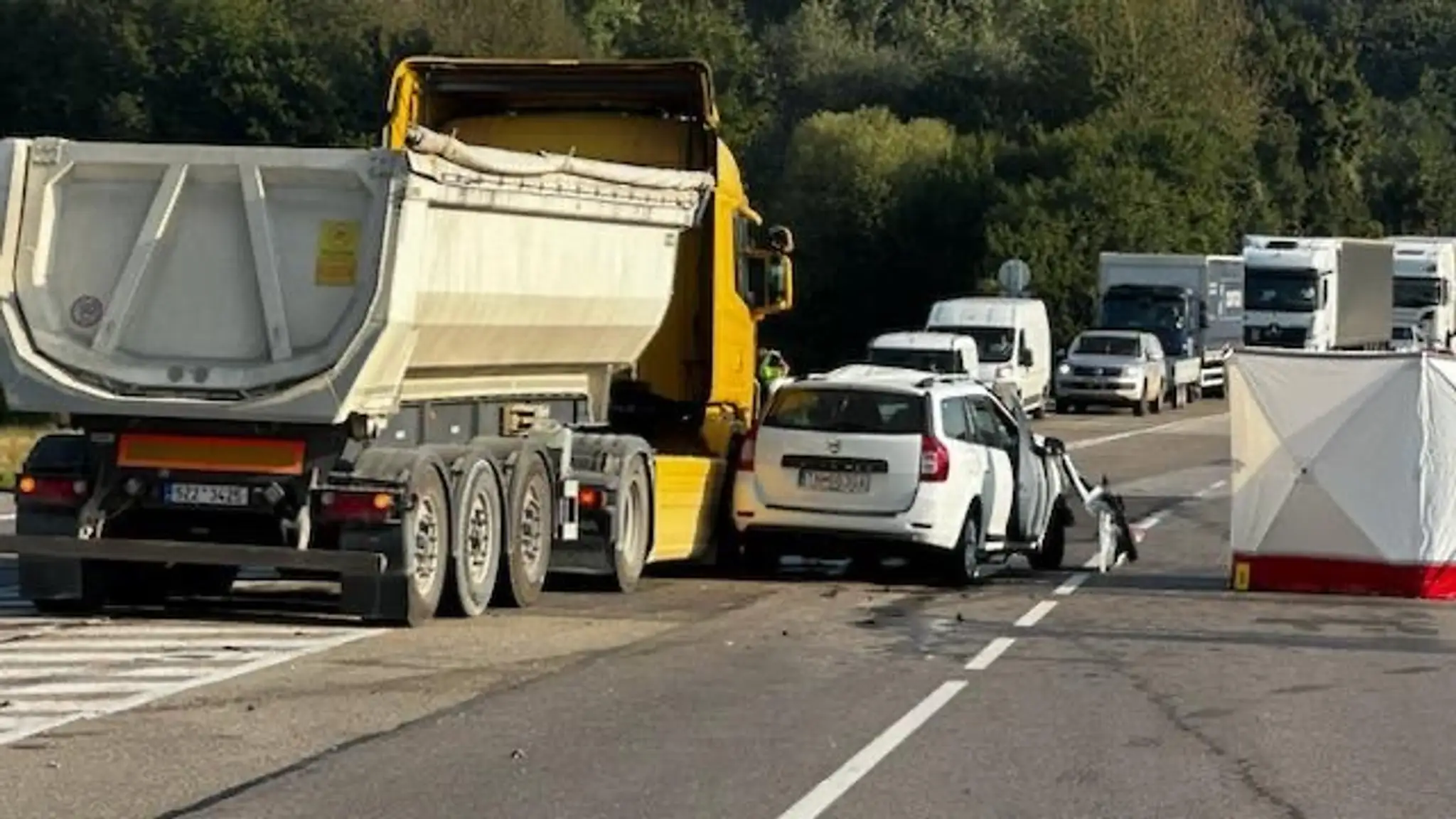 Auto nedalo prednosť nákladiaku.
