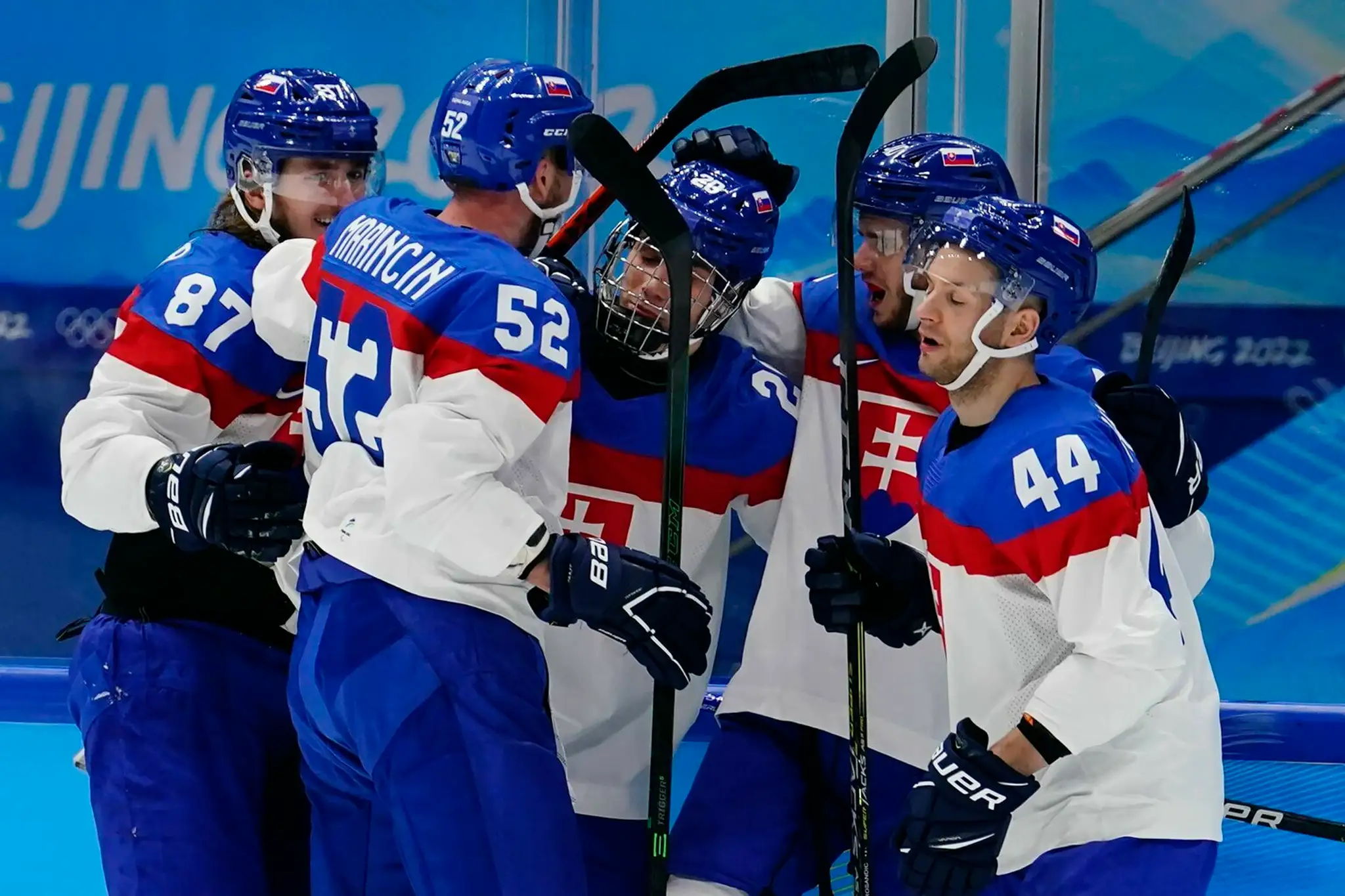 Slovenský mladík Juraj Slafkovský (s klietkou) oslavuje gól proti Fínsku na ZOH 2022.