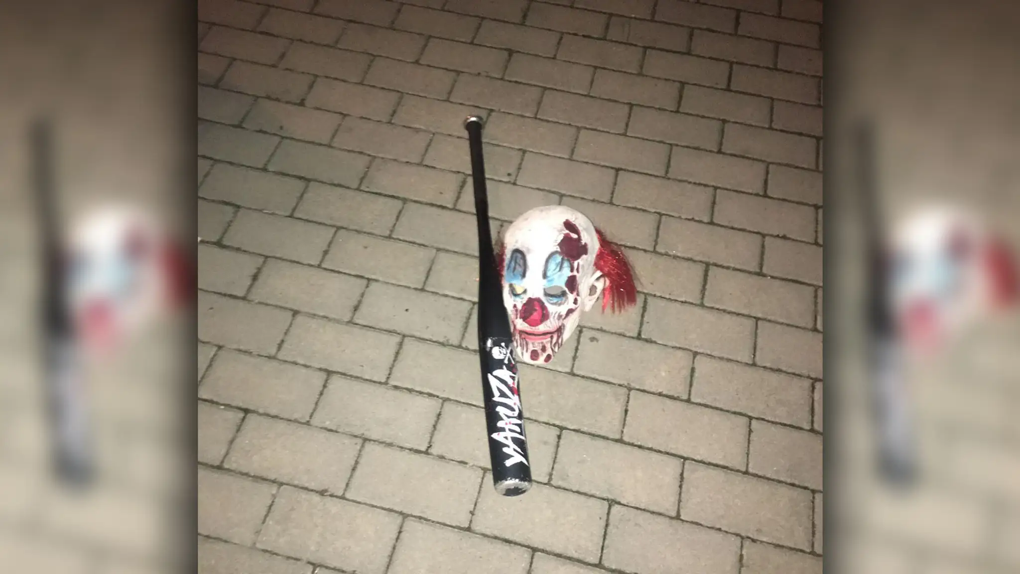 Muž v klaunskej maske ohrozoval ľudí na sídlisku bejzbalovou pálkou.