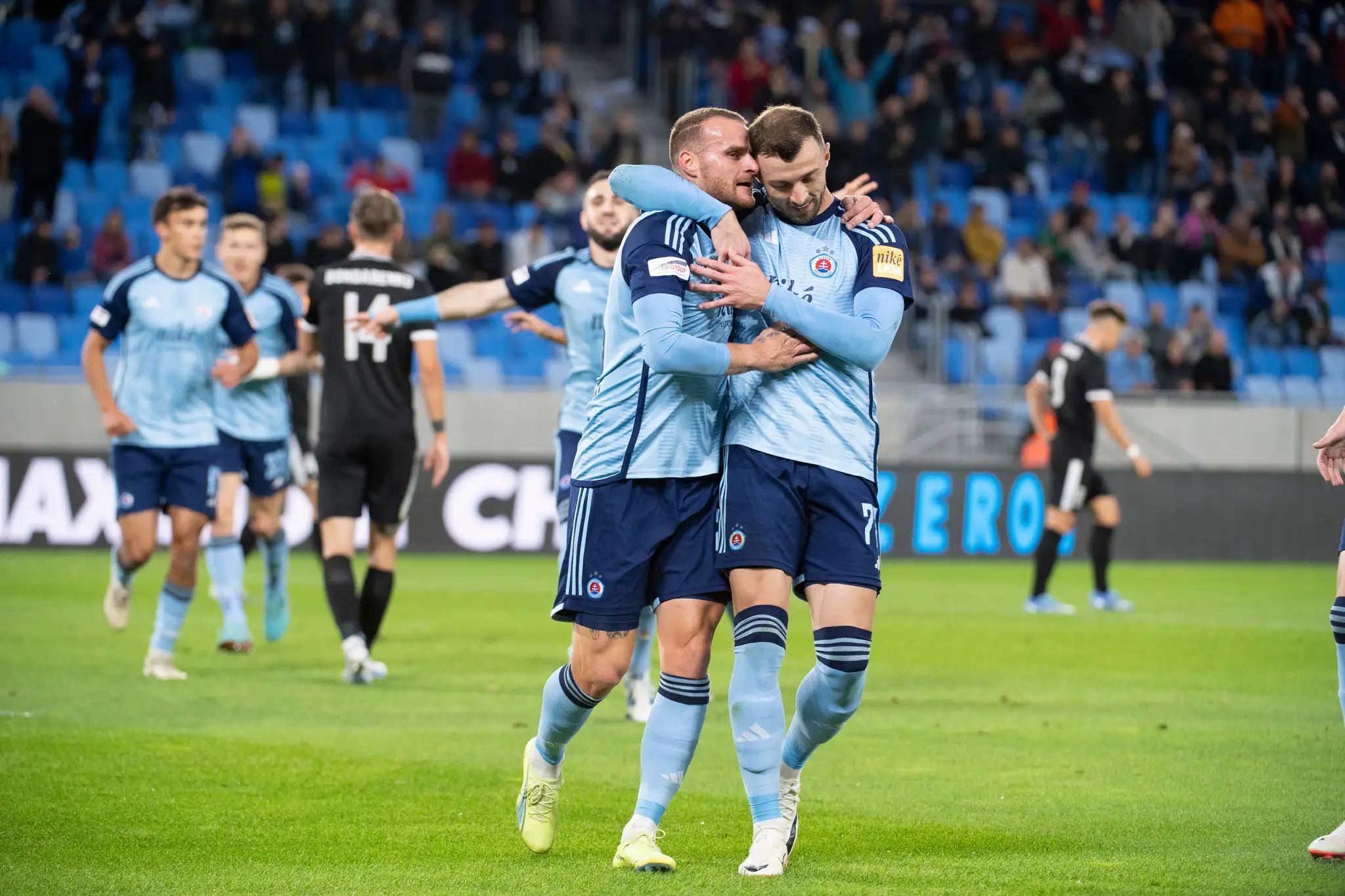 Uadosť po strelení gólu vľavo strelec Lukáš Pauschek a vpravo Aleksandar Čavrič (obaja Slovan) v 10. kole Niké ligy.