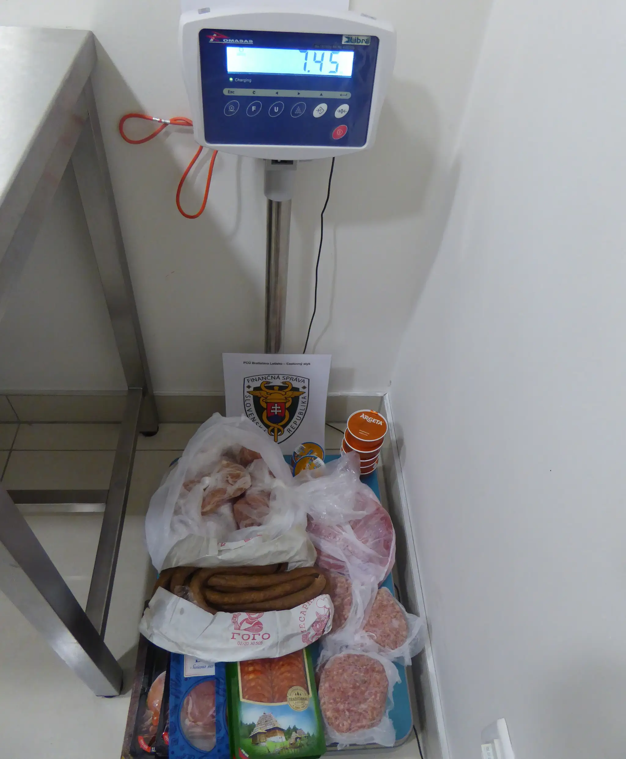Veci zadržané na letisku v Bratislave.