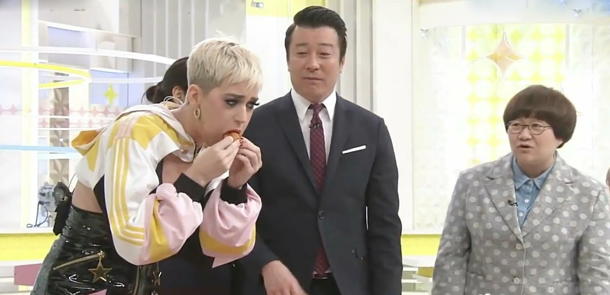 Katy Perry si do úst napchala naraz sedem kuracích nugetiek