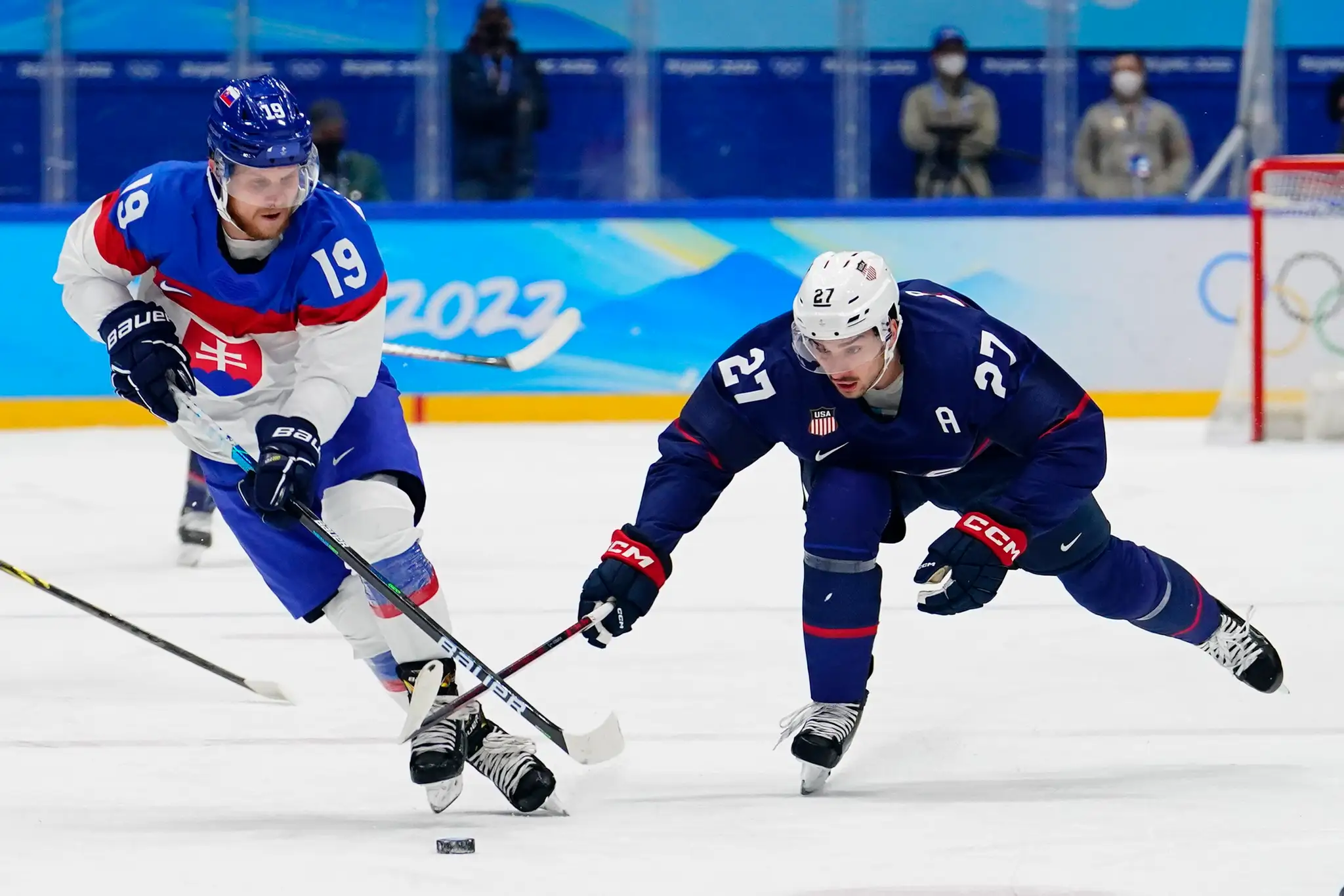 Američan Noah Cates (vpravo) sa snaží zastaviť Michala Krištofa vo štvrťfinále ZOH 2022.