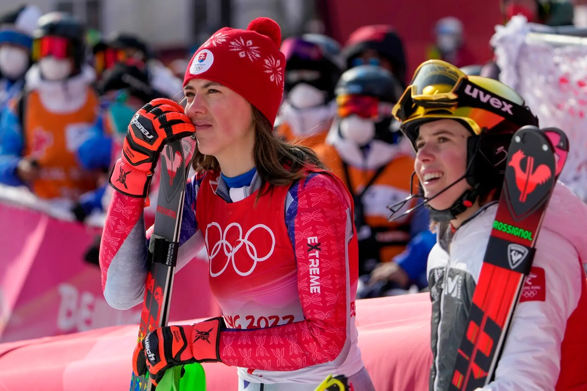 Slovenská lyžiarka Petra Vlhová (vľavo) sleduje súperky v cieli 2. kola slalomu na ZOH 2022.