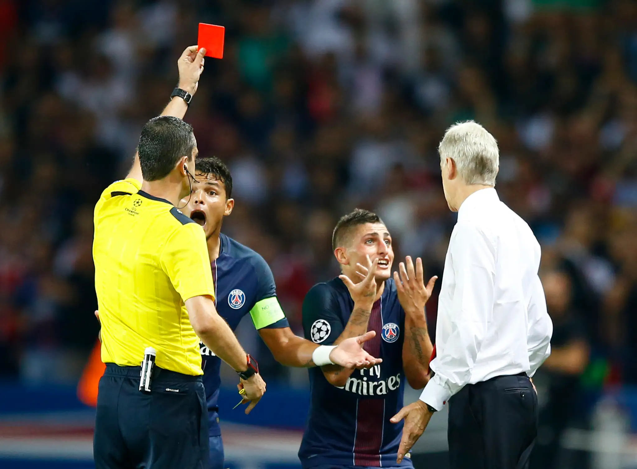 Mladík Héctor Bellerín z Arsenalu tlieska priaznivcom svojho klubu po dueli LM na pôde PSG.