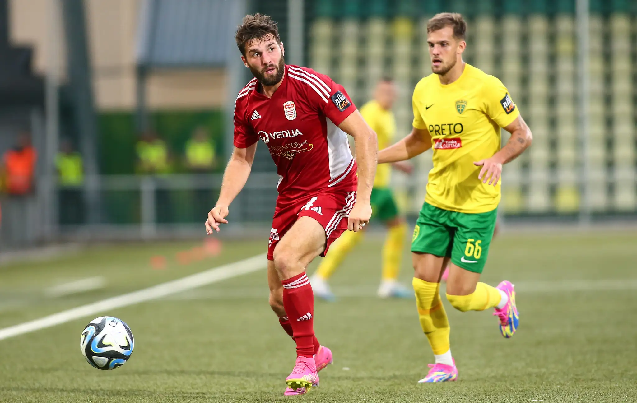 Sprava v súboji o loptu Matúš Rusnák (Žilina) a Timotej Záhumenský (Banská Bystrica) v zápase 7. kola Niké ligy.
