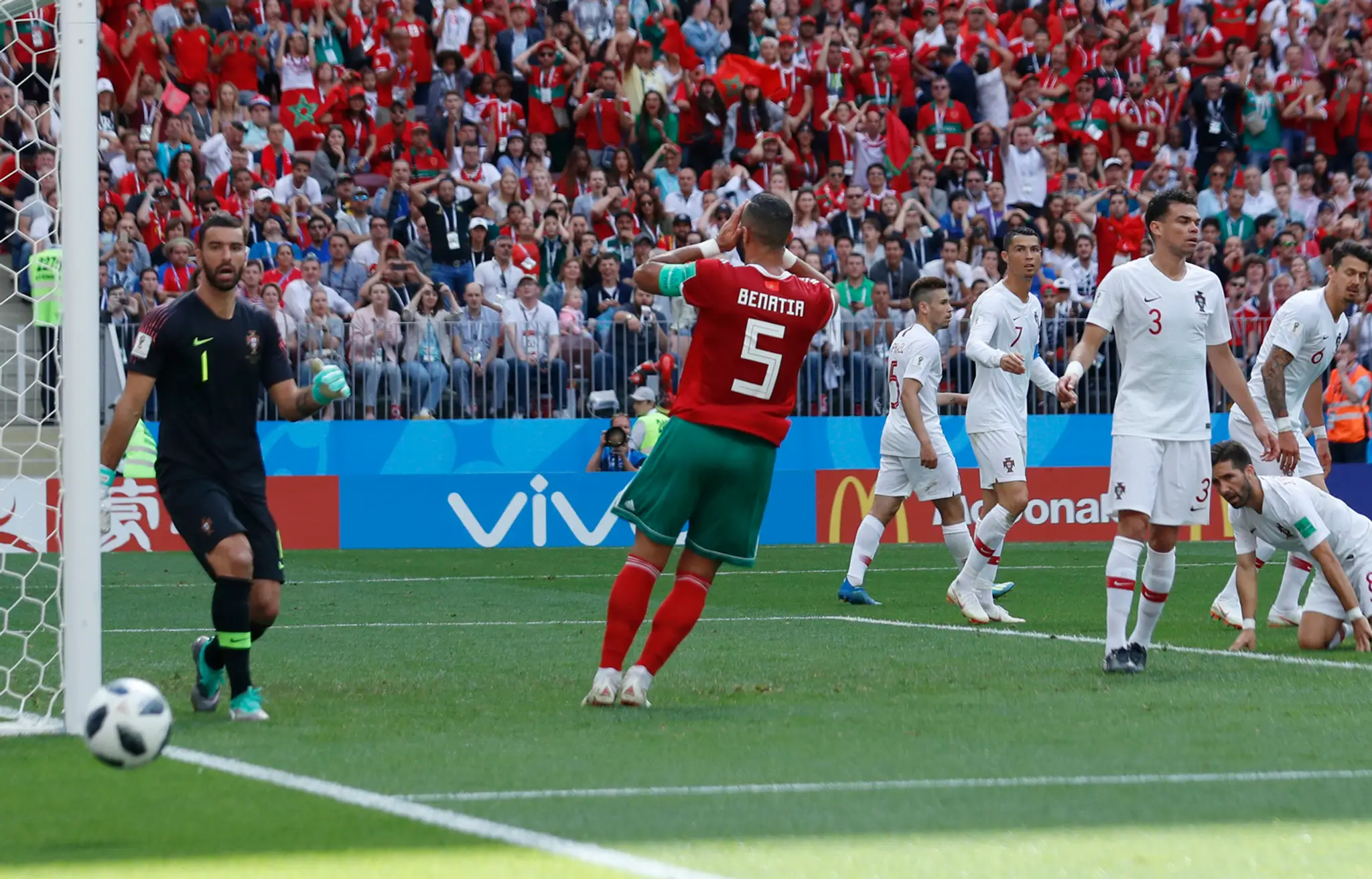 Marocký kapitán Mehdi Benatia sa chytá za hlavu po zahodenej šanci v zápase s Portugalskom na MS 2018.