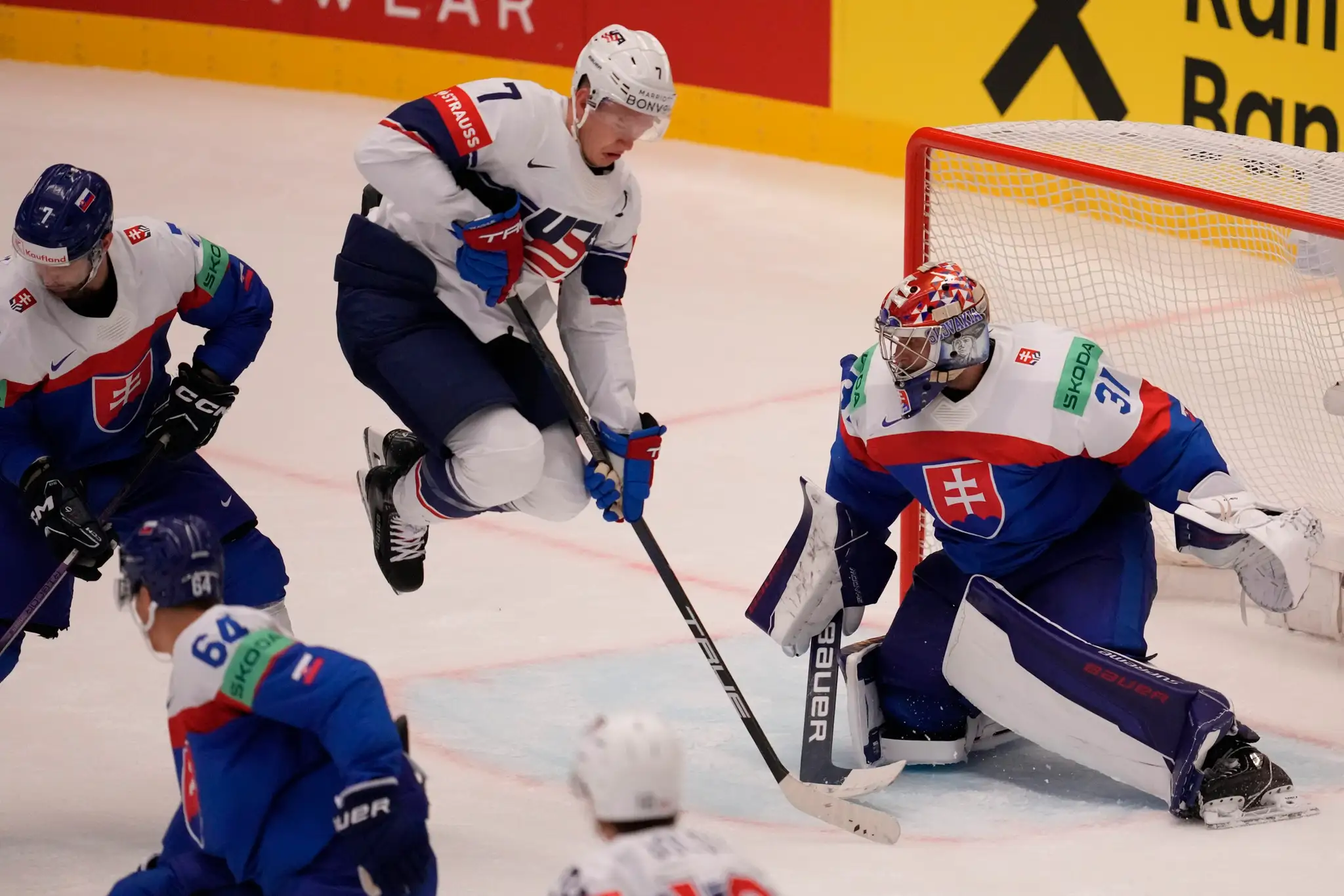 Kapitán USA Brady Tkachuk skáče pred Samuelom Hlavajom na MS 2024.