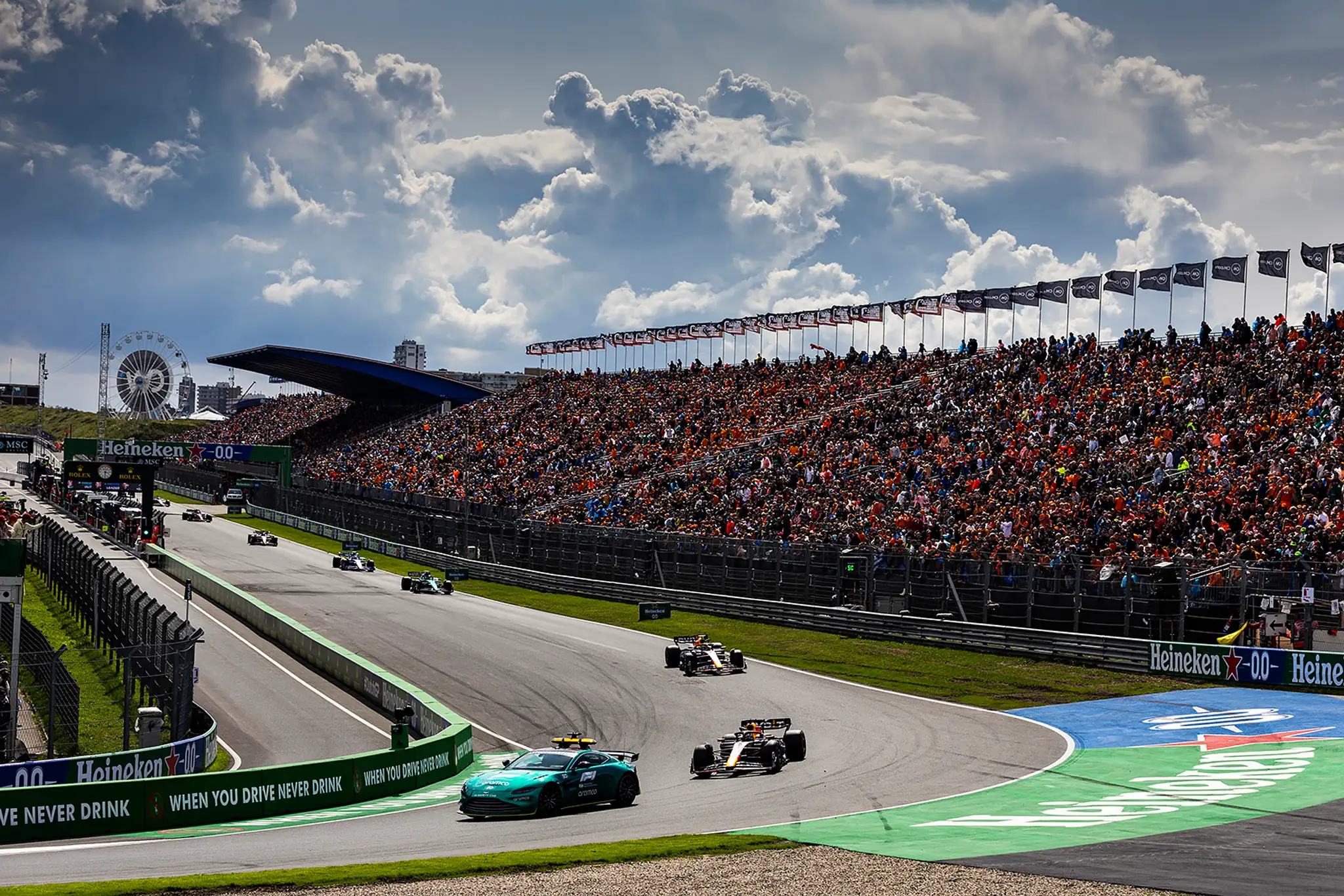 Safety Car na trati.