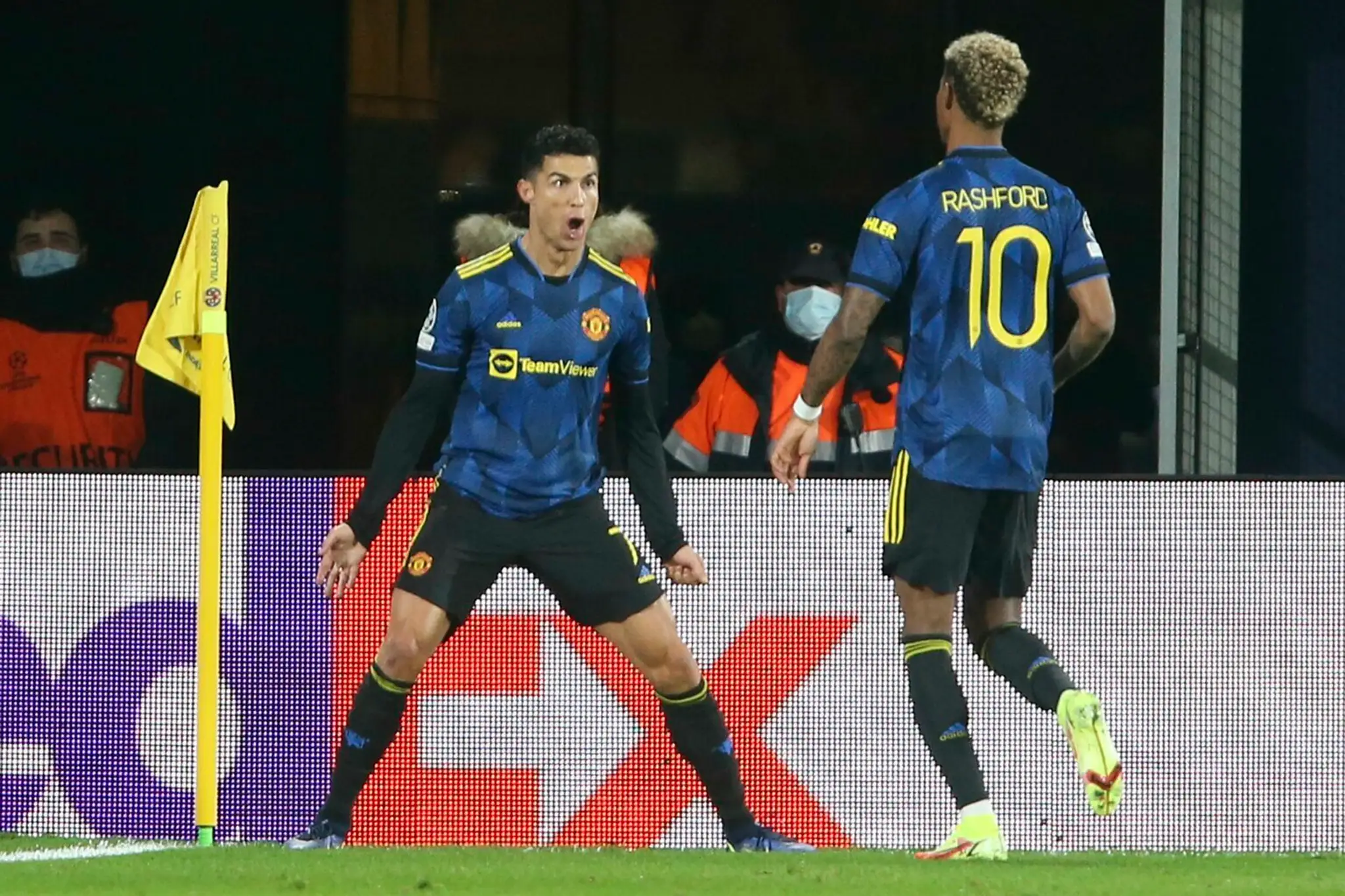 Zľava Cristiano Ronaldo a Marcus Rashford z Manchesteru United oslavujú gól v LM na pôde Villarrealu.