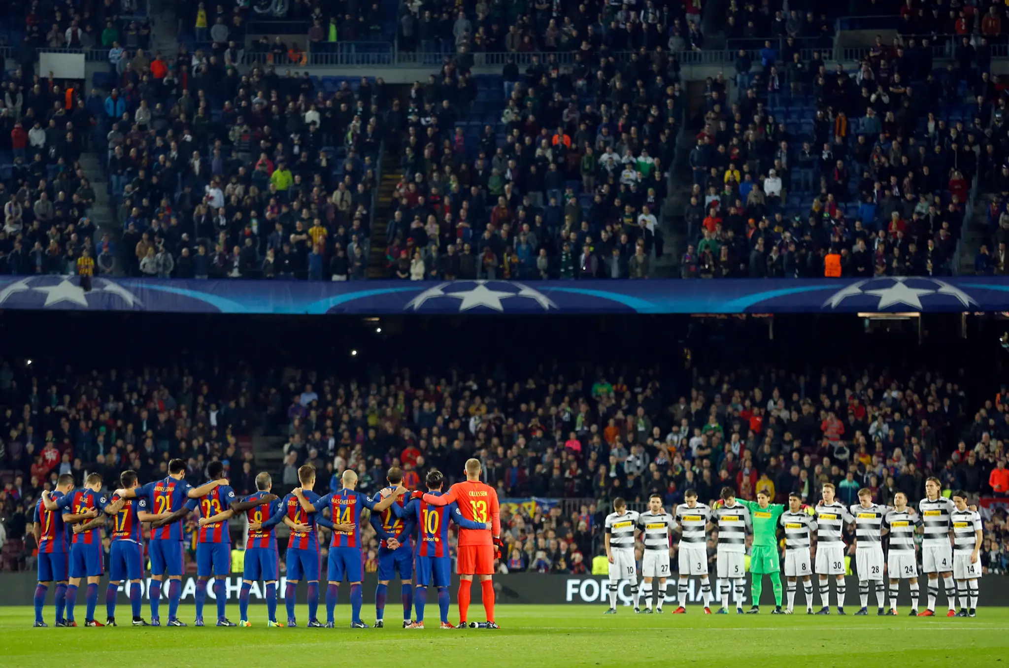 Minúta ticha na Nou Campe ako spomienka na pád lietadla s hráčmi Chapecoense pred duelom LM Barcelona-Mönchengladbach.