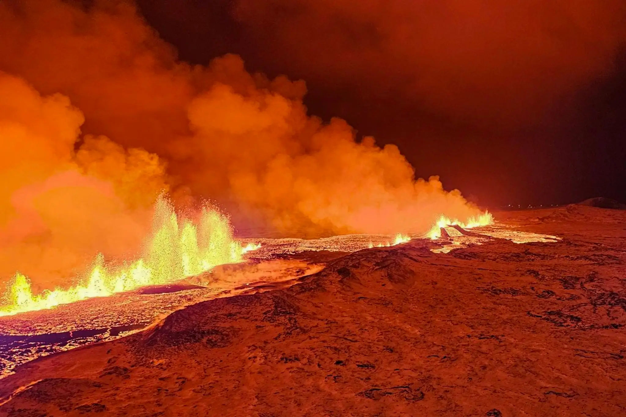 Láva tečie po erupcii sopky, ku ktorej došlo na polostrove Reykjanes na juhozápade Islandu.