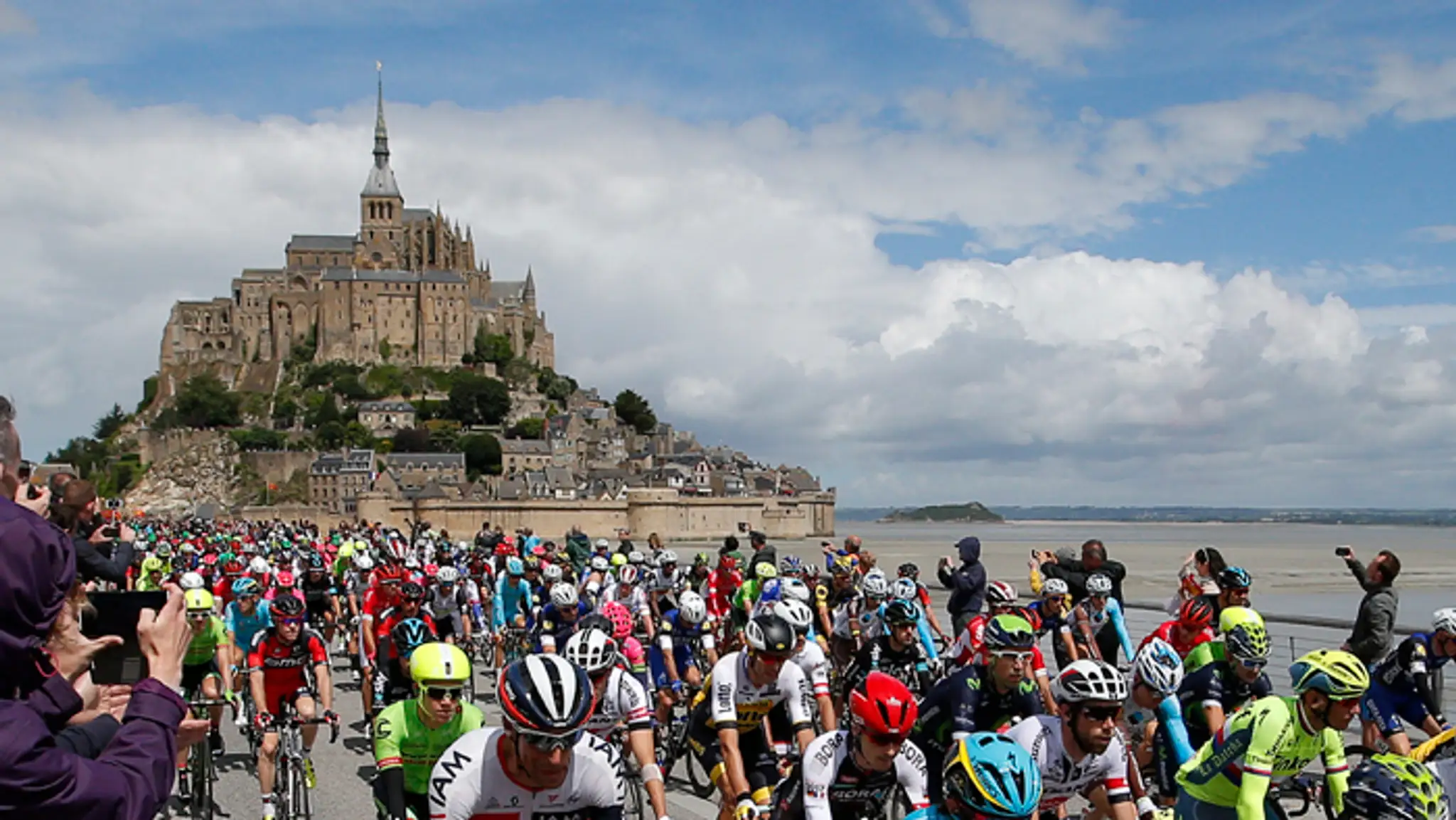 Cyklisti pred štartom 1. etapy na Tour de France pred Mont-Saint-Michel.