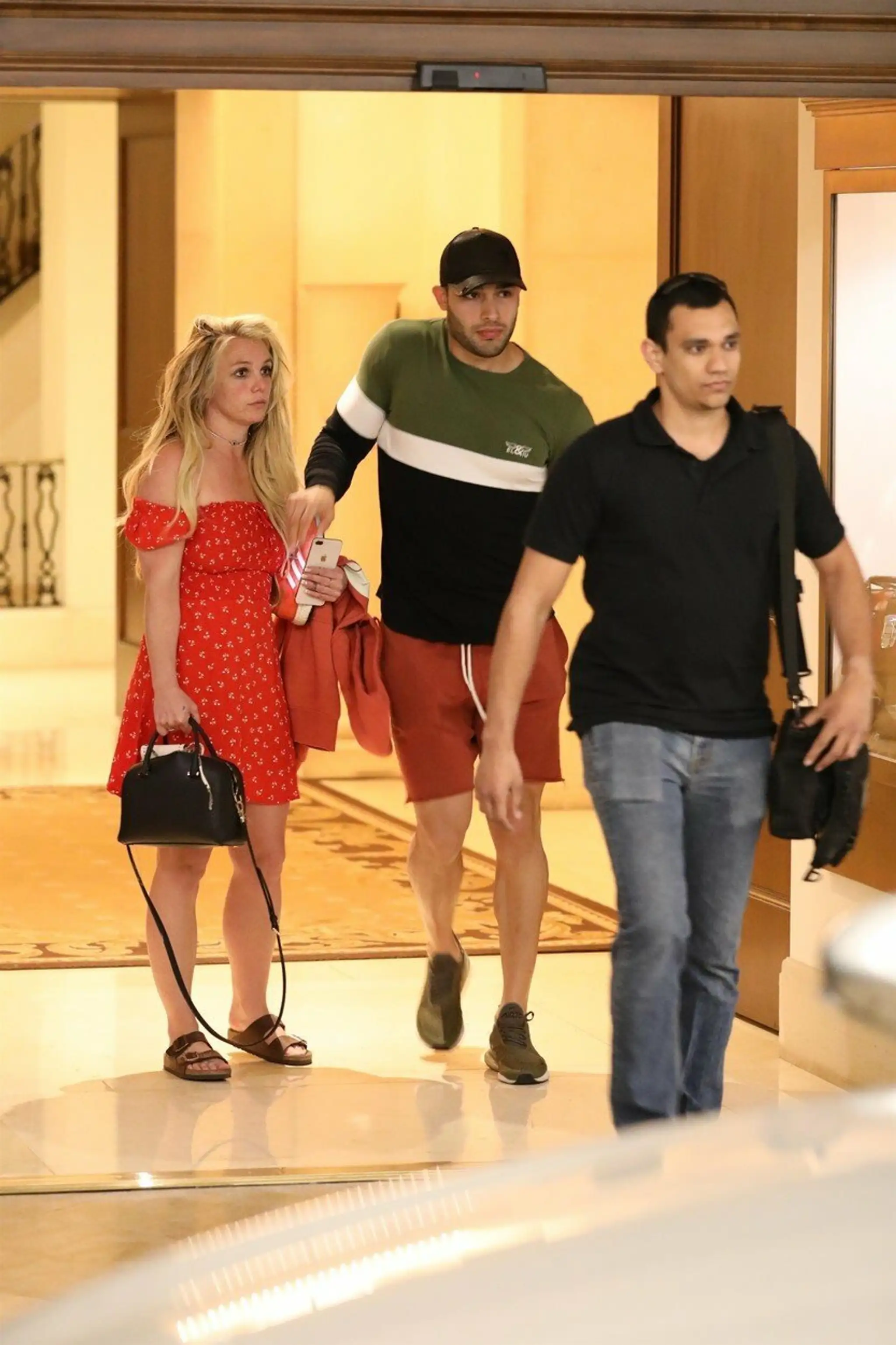 Britney Spears opúšťa hotel v Beverly Hills v sprievode jej priateľa Sama Asghariho