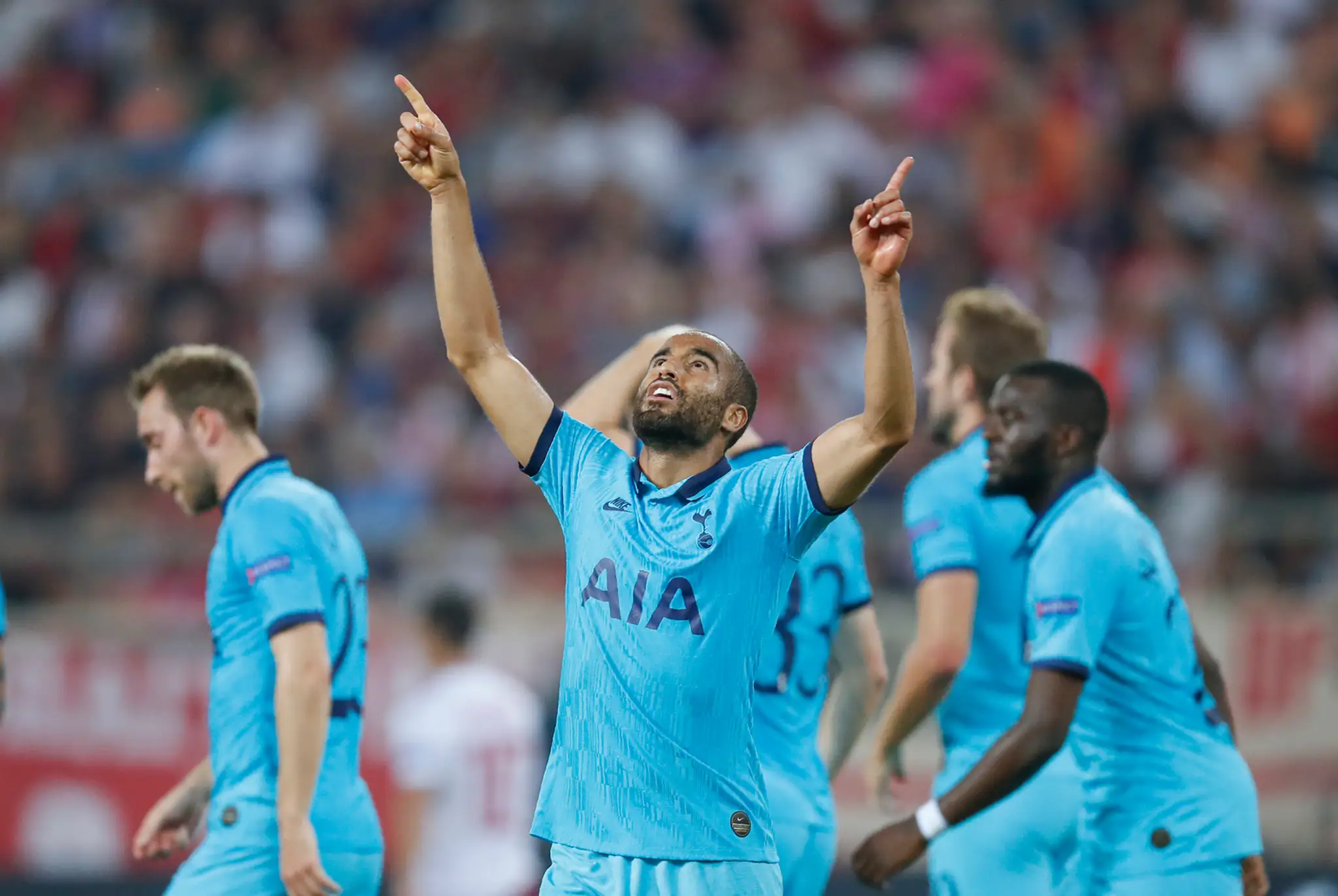 Hráči Olympiakosu Pireus oslavujú gól v dueli LM proti Tottenhamu.