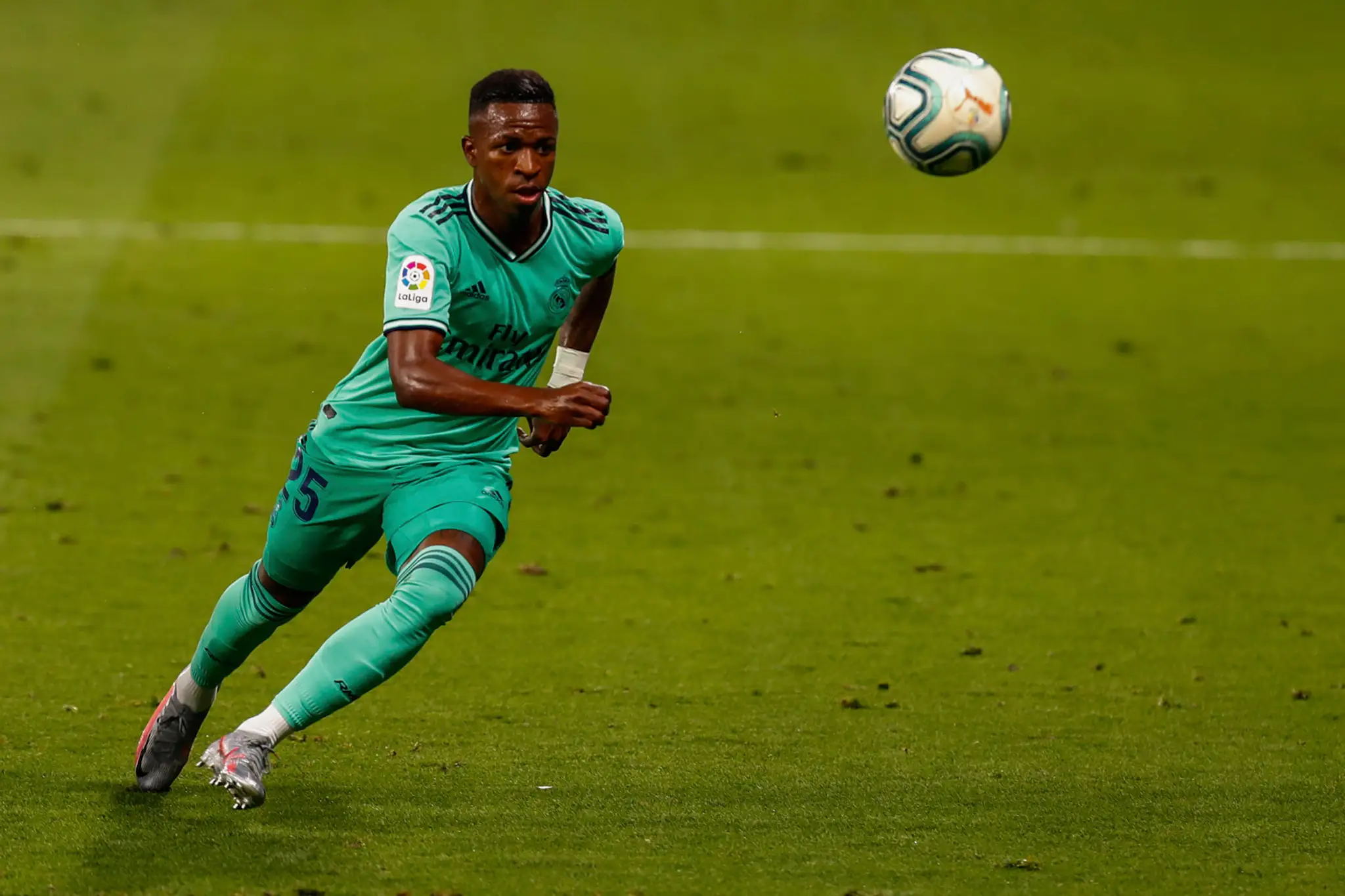 Vinícius Júnior z Realu Madrid oslavuje gól proti Mallorce.