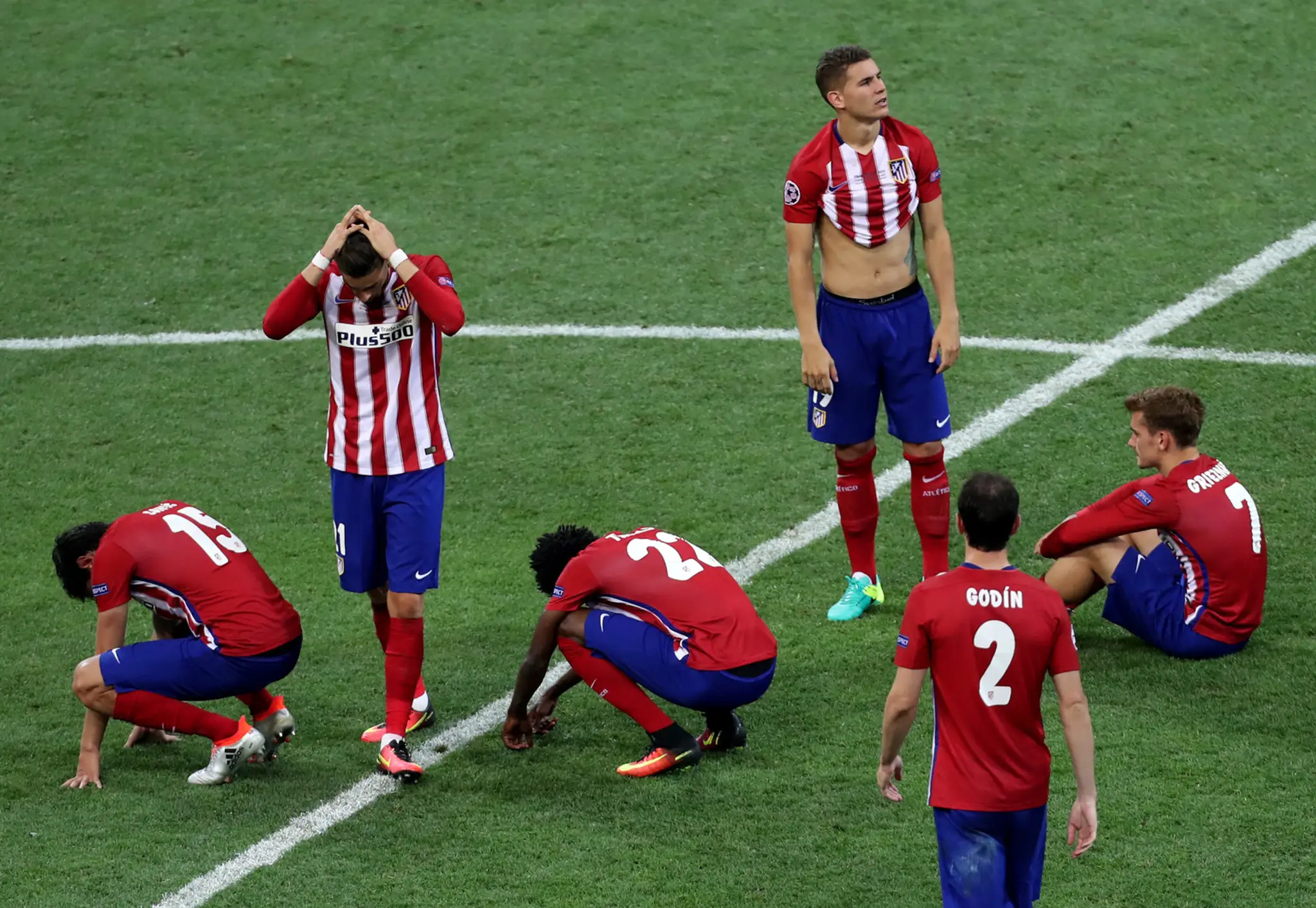 Nešťastní futbalisti Atlética Madrid po penaltovej prehre vo finále Ligy majstrov s Realom Madrid.