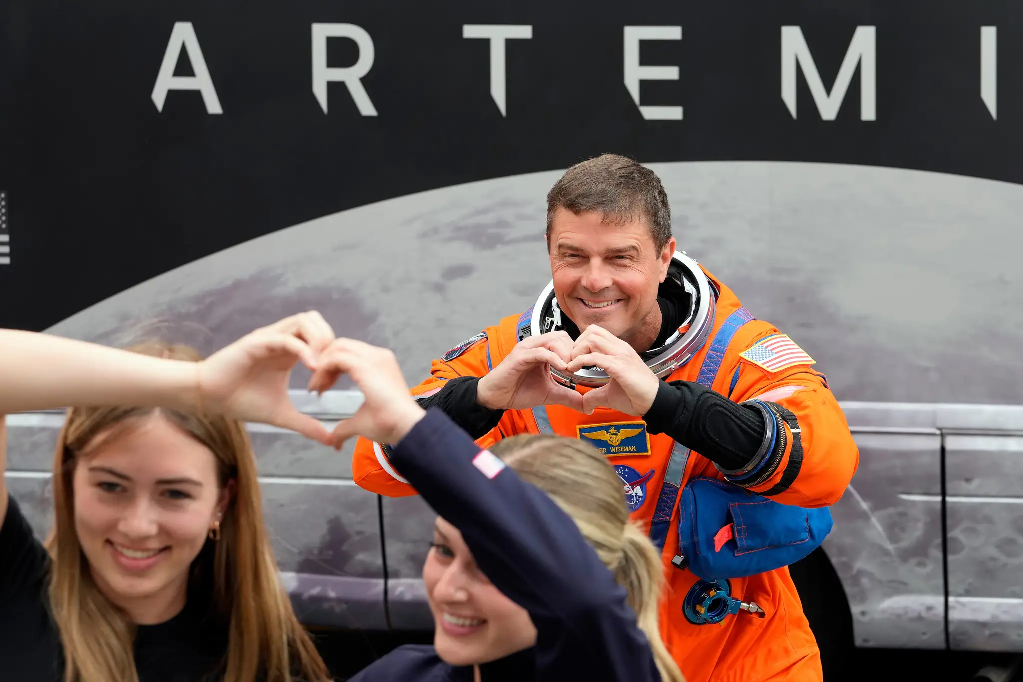 Astronauti pred odchodom na štartovaciu rampu