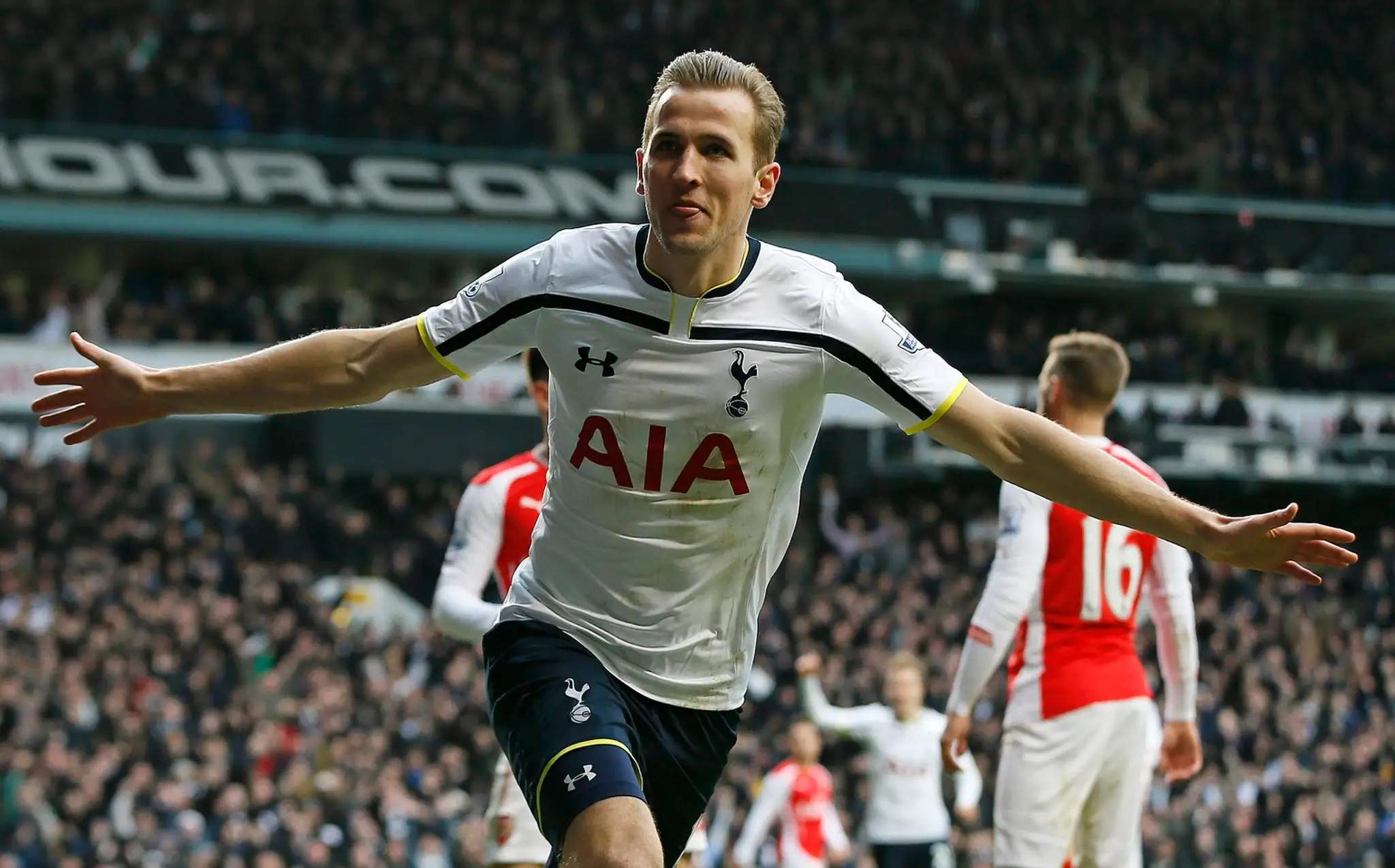 Harry Kane oslavuje druhý gól do siete Arsenalu.