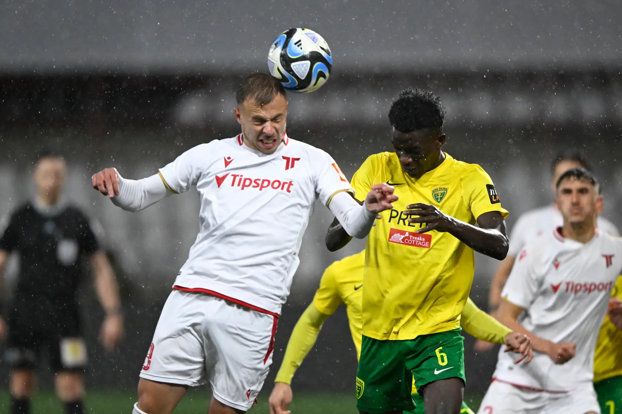 Na snímke zľava Njegoš Kupusovič (AS Trenčín) a Xavier Adang (MŠK Žilina).