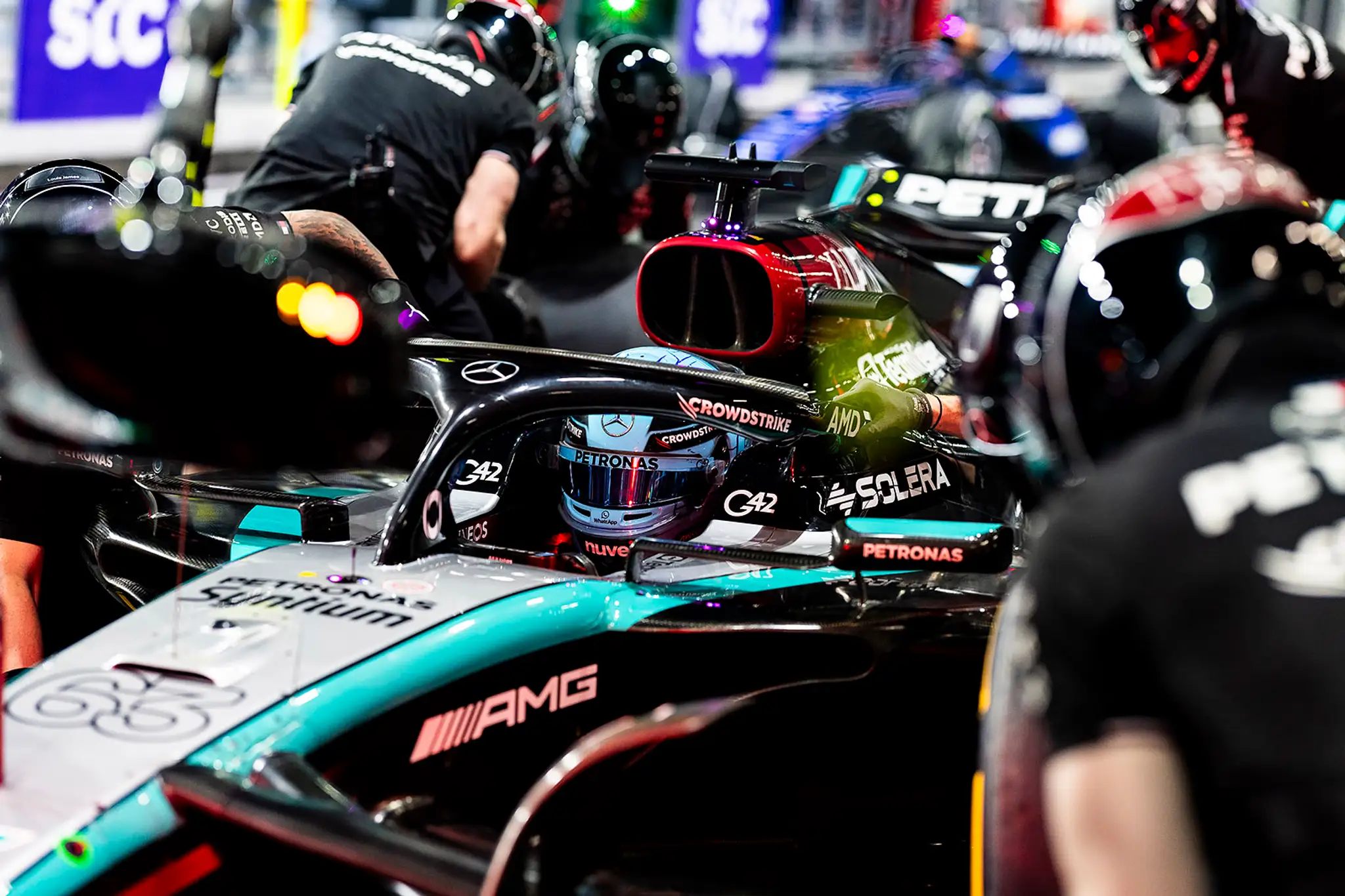 George Russell na Mercedese na trati v Saudskej Arábii.