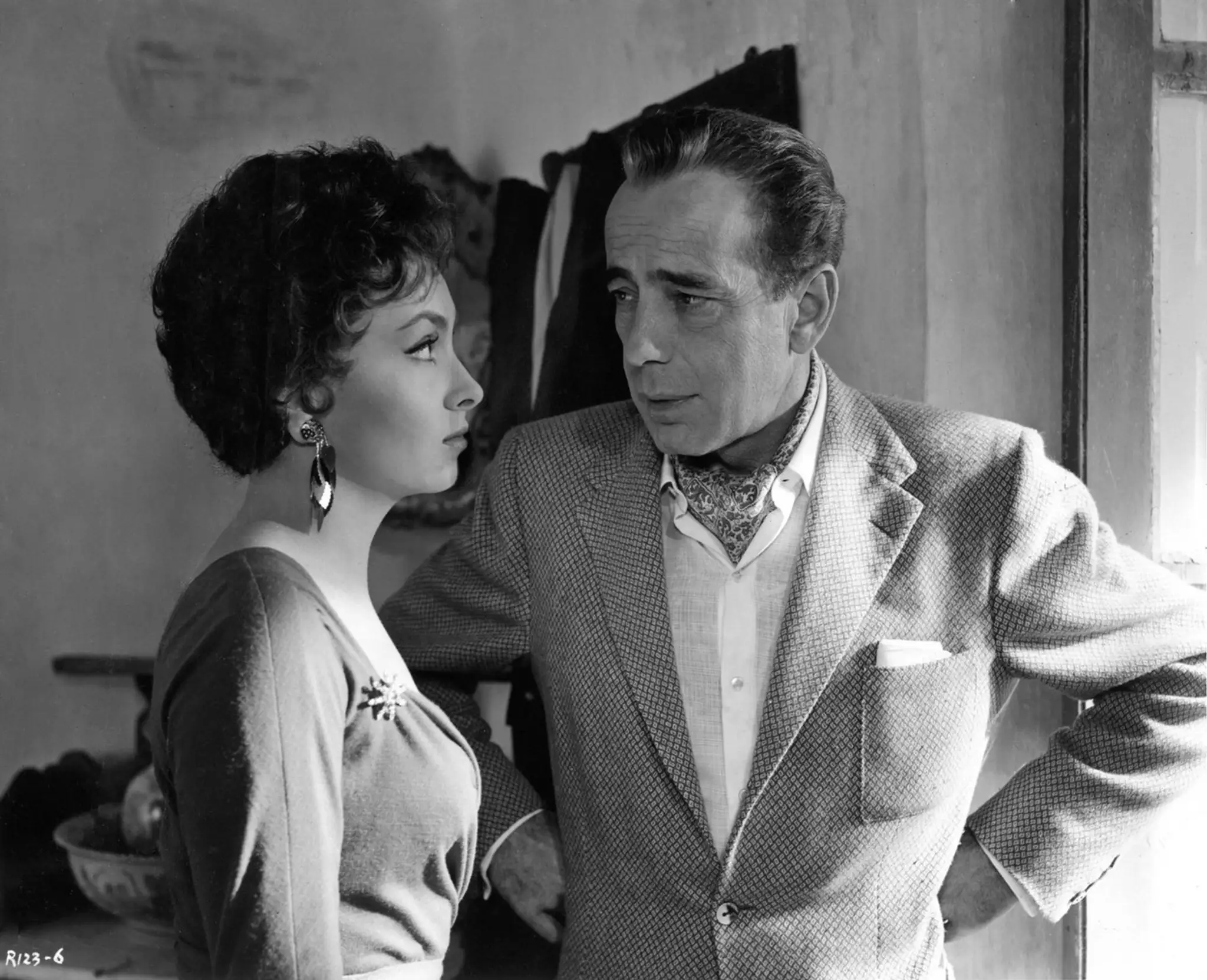 Gina Lollobrigida a Hamphrey Bogard vo filne Poraz diabla (1953).