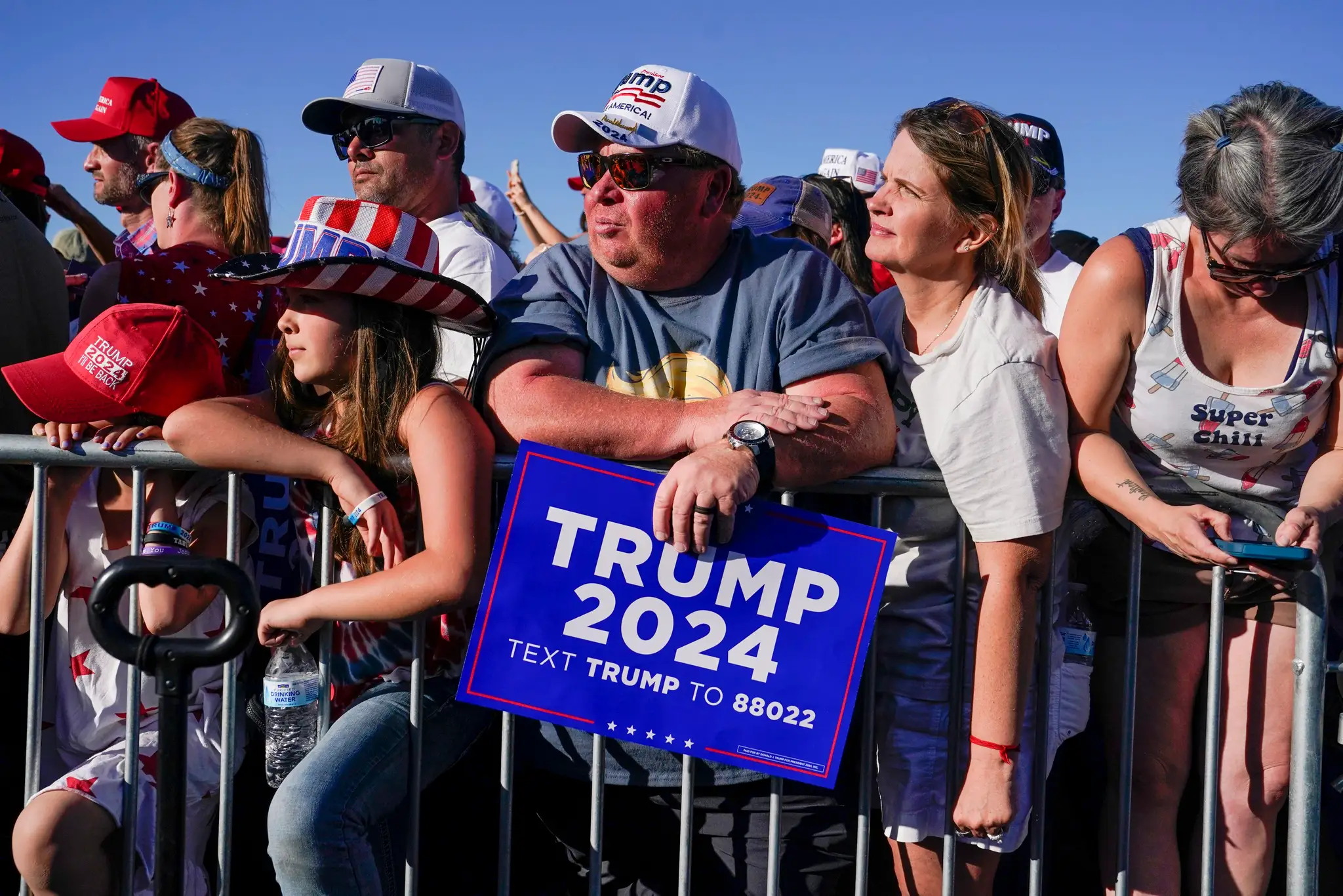 Priaznivci Donalda Trumpa ho počúvajú počas jeho prvého stretnutia v rámci kampane pred voľbami prezidenta USA 2024.