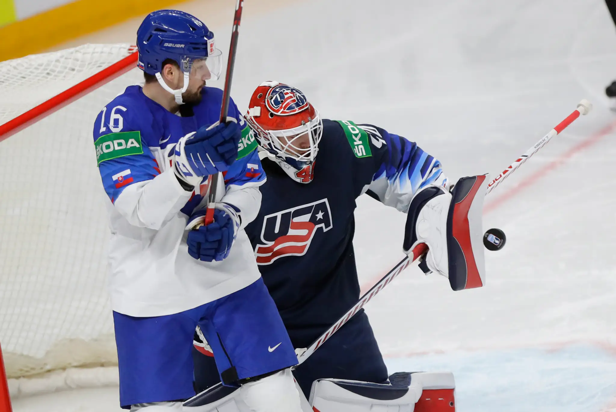 Američan Sasha Chmelevski (v strede) sa teší z gólu vo štvrťfinále MS 2021 proti Slovensku.