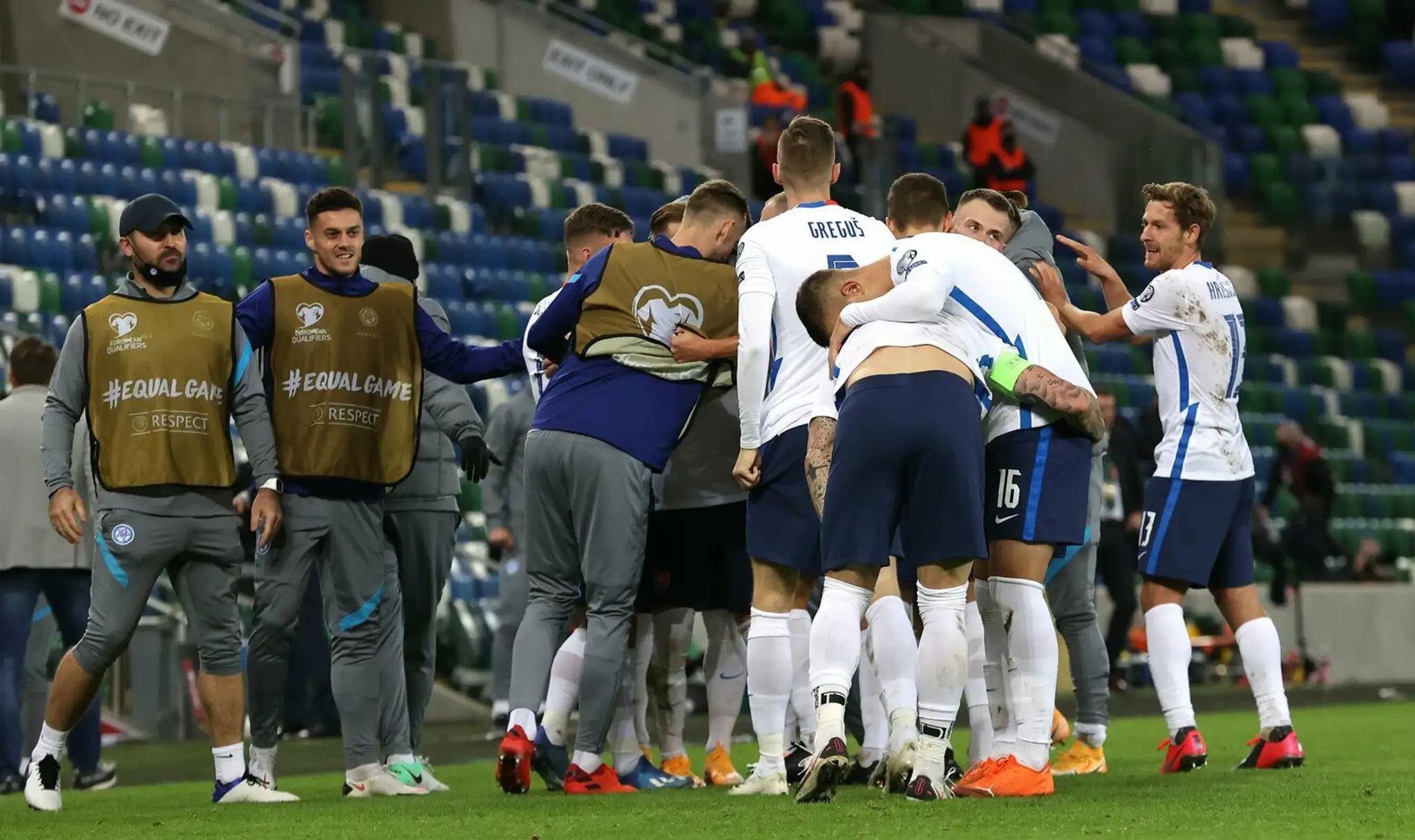 Zľava Milan Škriniar a Peter Pekarík oslavujú postup na EURO 2020 po triumfe v Severnom Írsku.