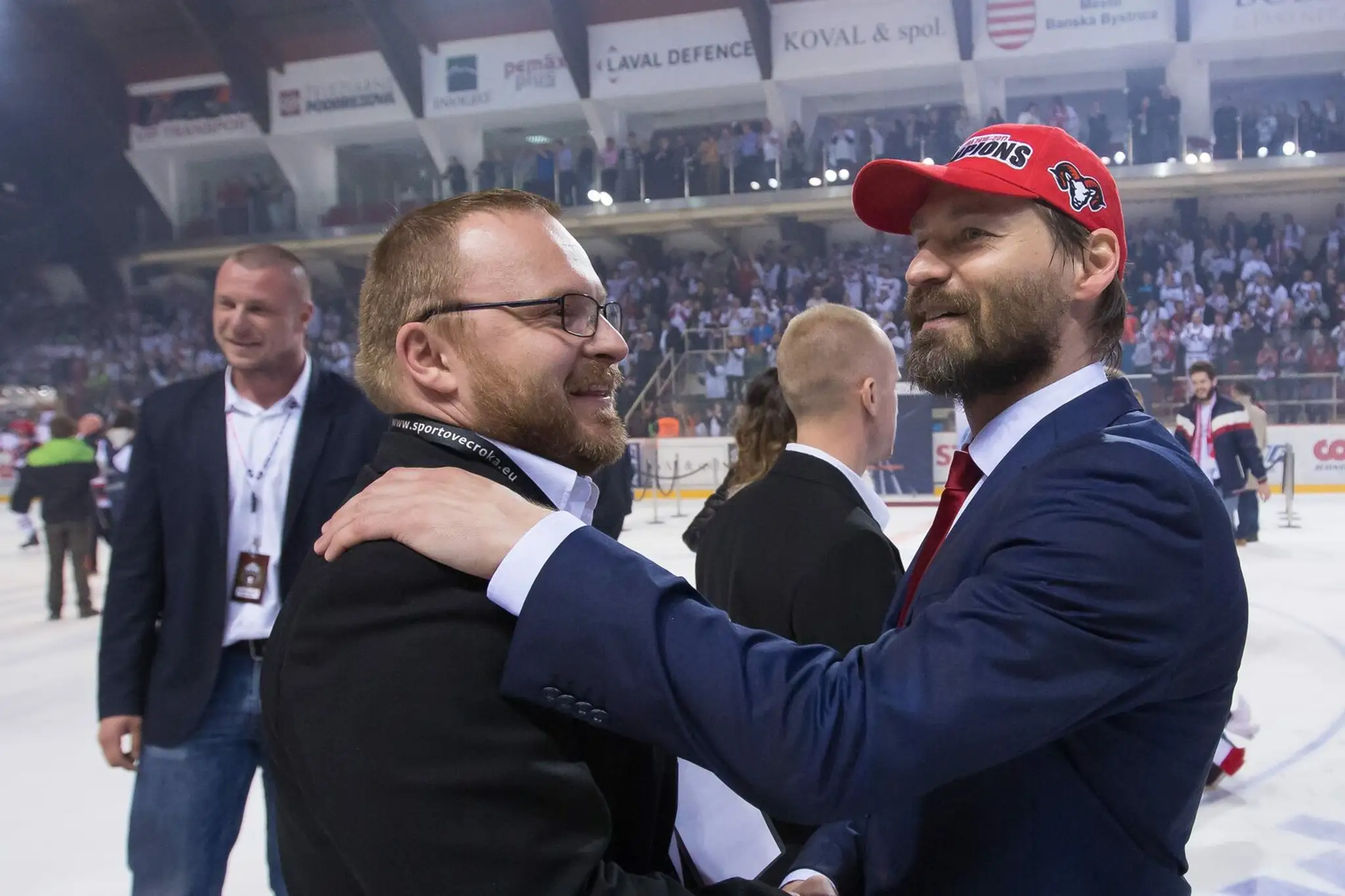 Na snímke hráči HC'05 iClinic Banská Bystrica oslavujú zisk historicky prvého majstrovského titulu