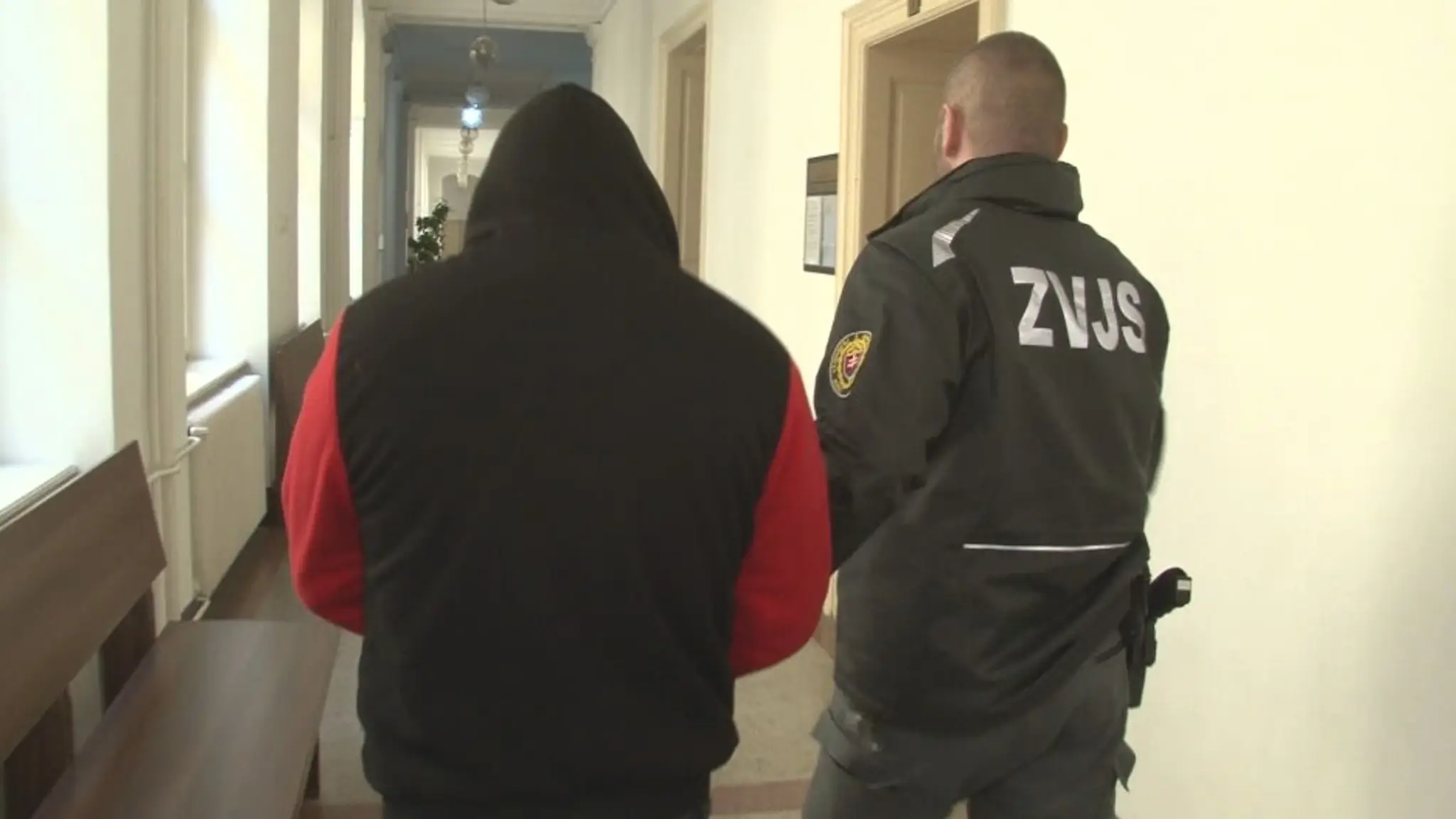 Muža hneď zobrali do väzby.