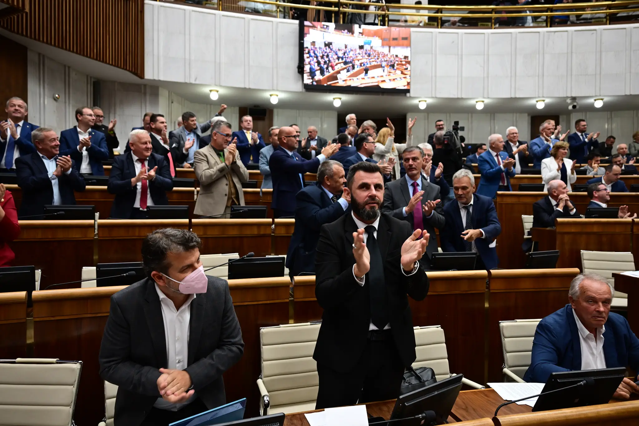 Na snímke vpredu koaliční poslanci a v pozadí vpravo poslanci KDH tlieskajú po schválení novely Ústavy SR 26.