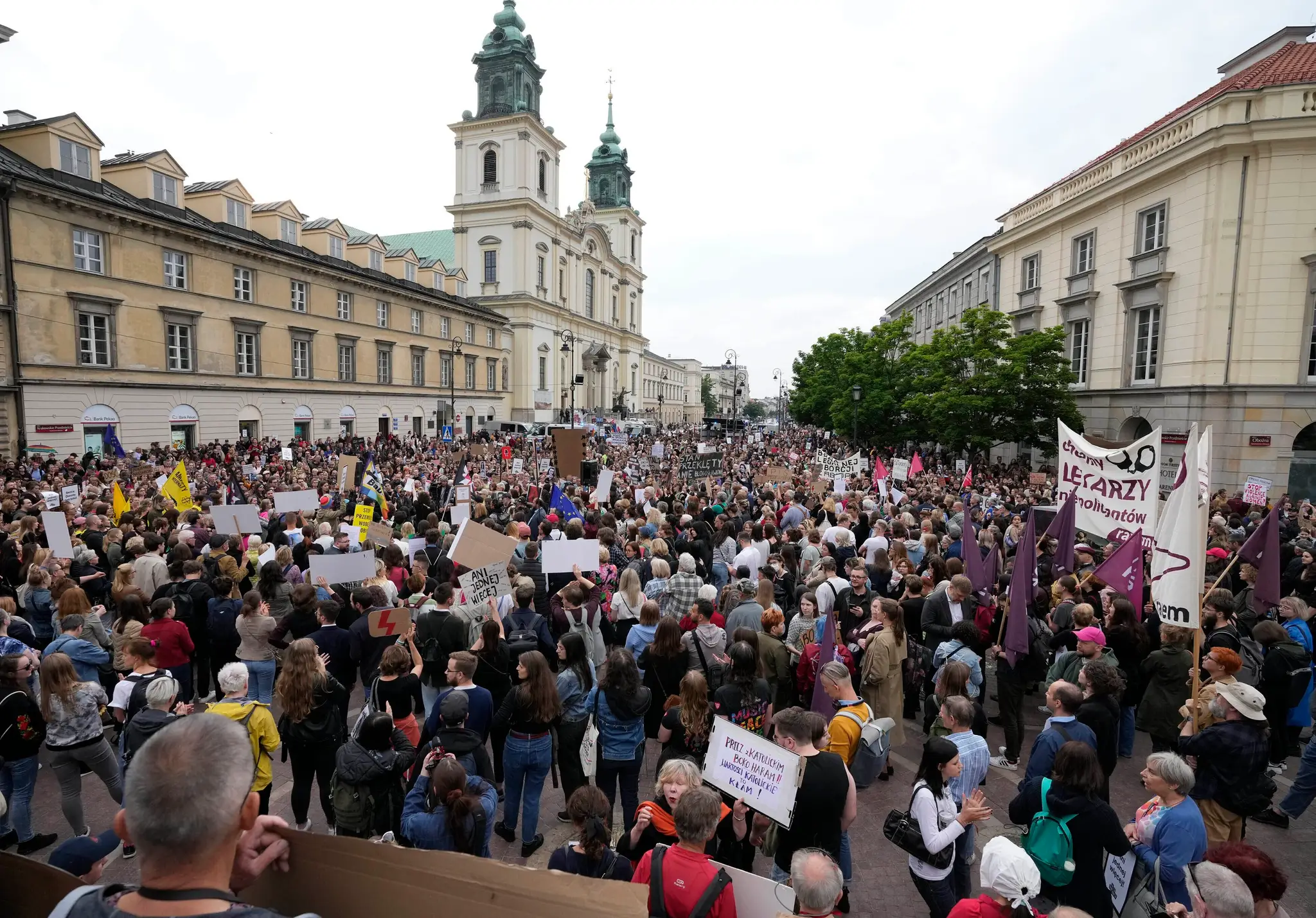 Protestujúci ľudia v uliciach.