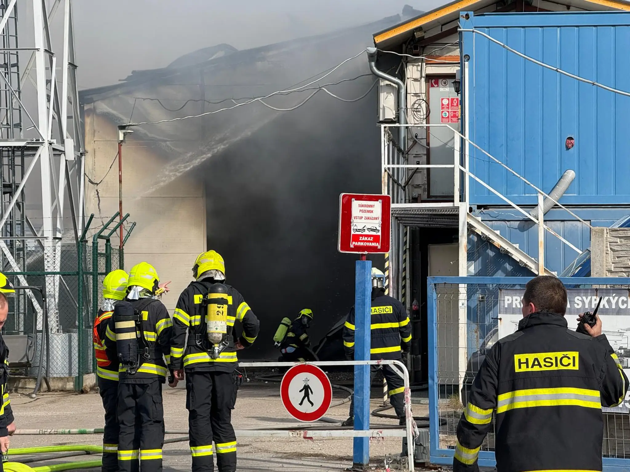 Hasenie požiaru v servise kamiónov.