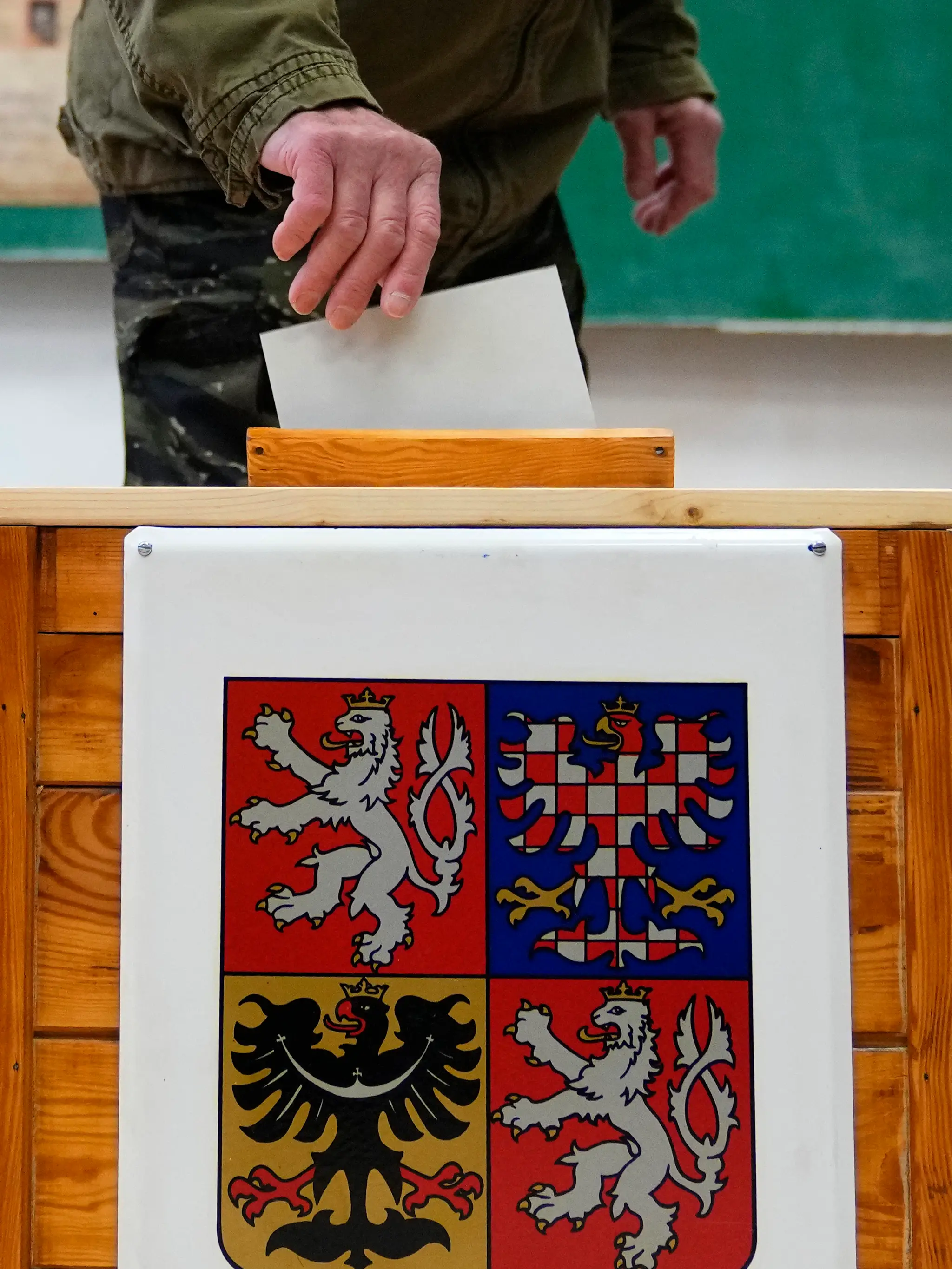 Volič vkladá hlasovací lístok do volebnej schránky počas druhého kola prezidentských volieb vo volebnej miestnosti v českej obci Černouček v piatok 27. januára 2023