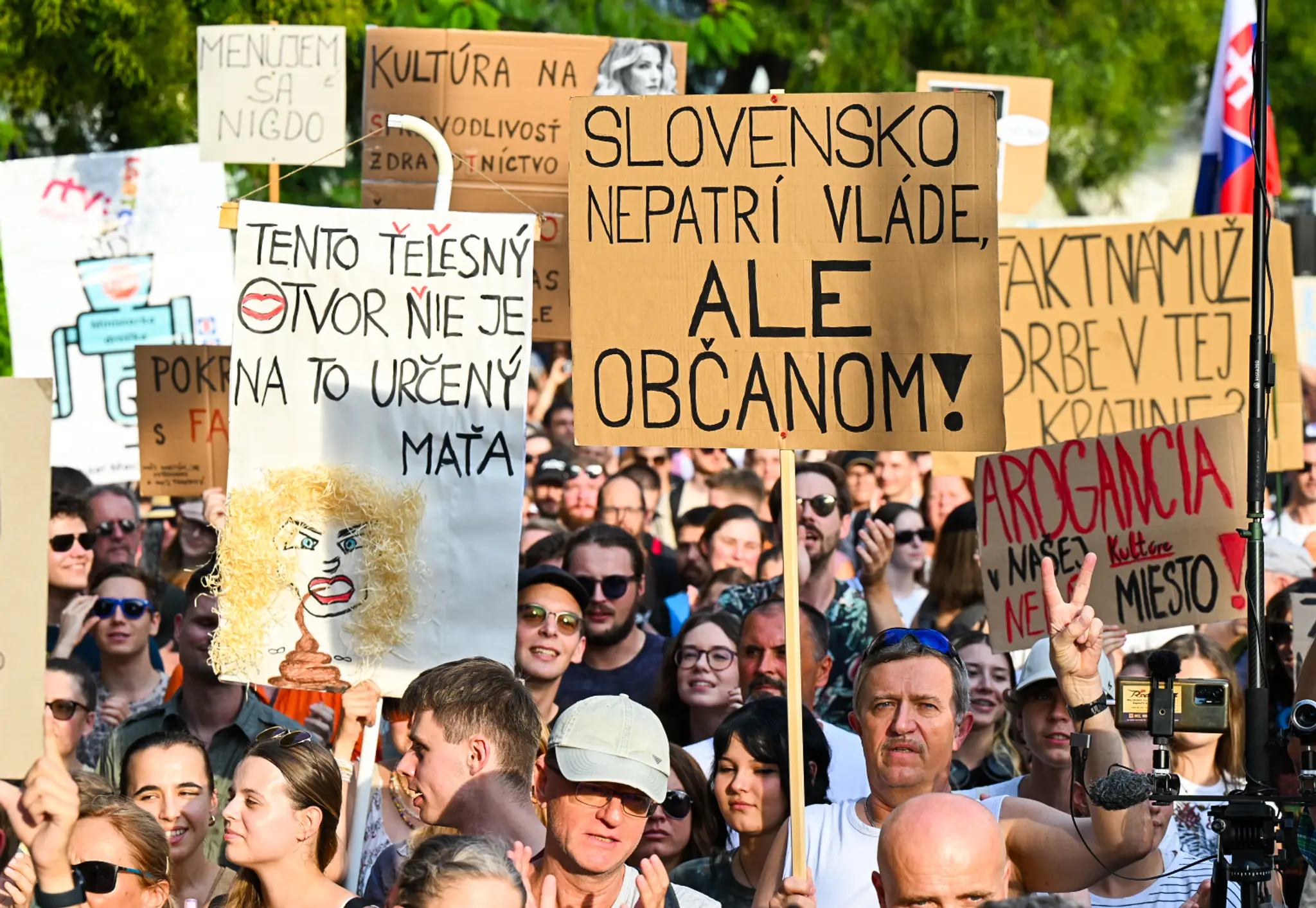 Protest na SNP proti Martine Šimkovičovej a Borisovi Suskovi.