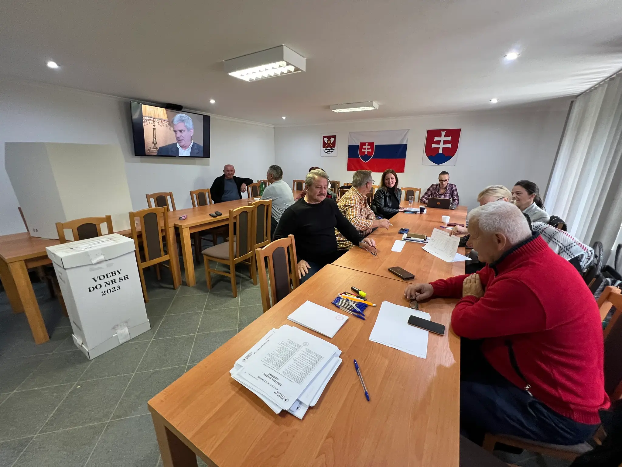 Na snímke členovia okrskovej volebnej komisie v obci Havranec.