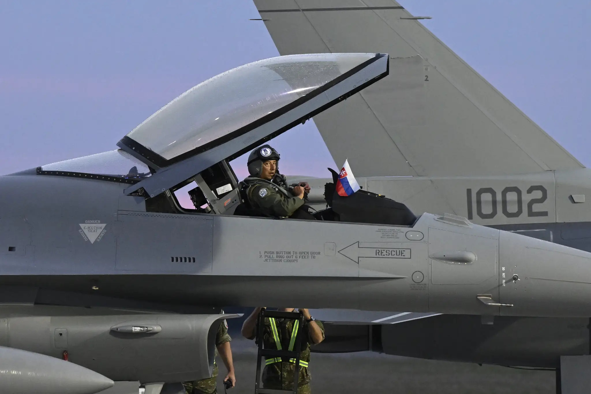 Pilot jednej z dvoch slovenských stíhačiek F-16, ktorá pristála v priestoroch Leteckej základne Malacky-Kuchyňa.