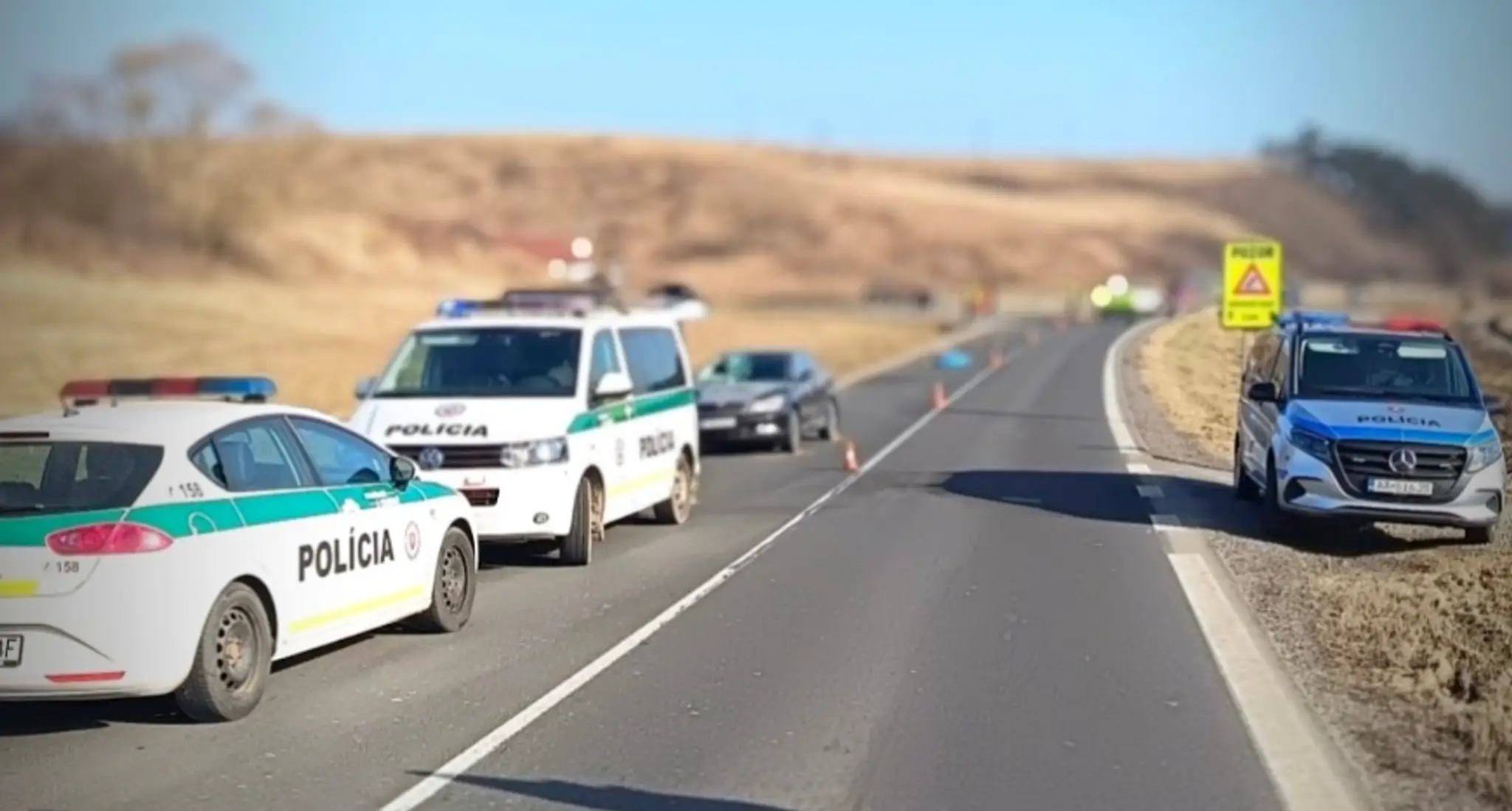 Na snímke polícia dokumentuje miesto po tragickej nehode v okrese Kežmarok.