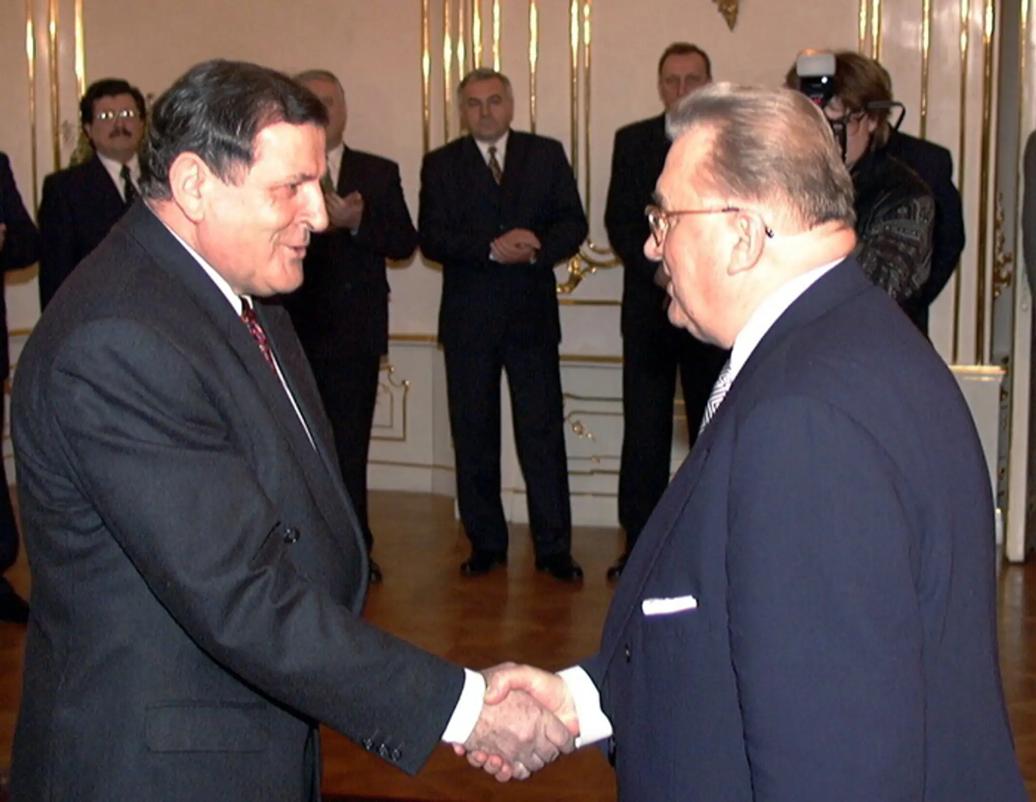 Vladimír Mečiar (vľavo) symbolickým podaním ruky odstupujúcemu prezidentovi Michalovi Kováčovi prevzal 2. marca 1998 právomocí h