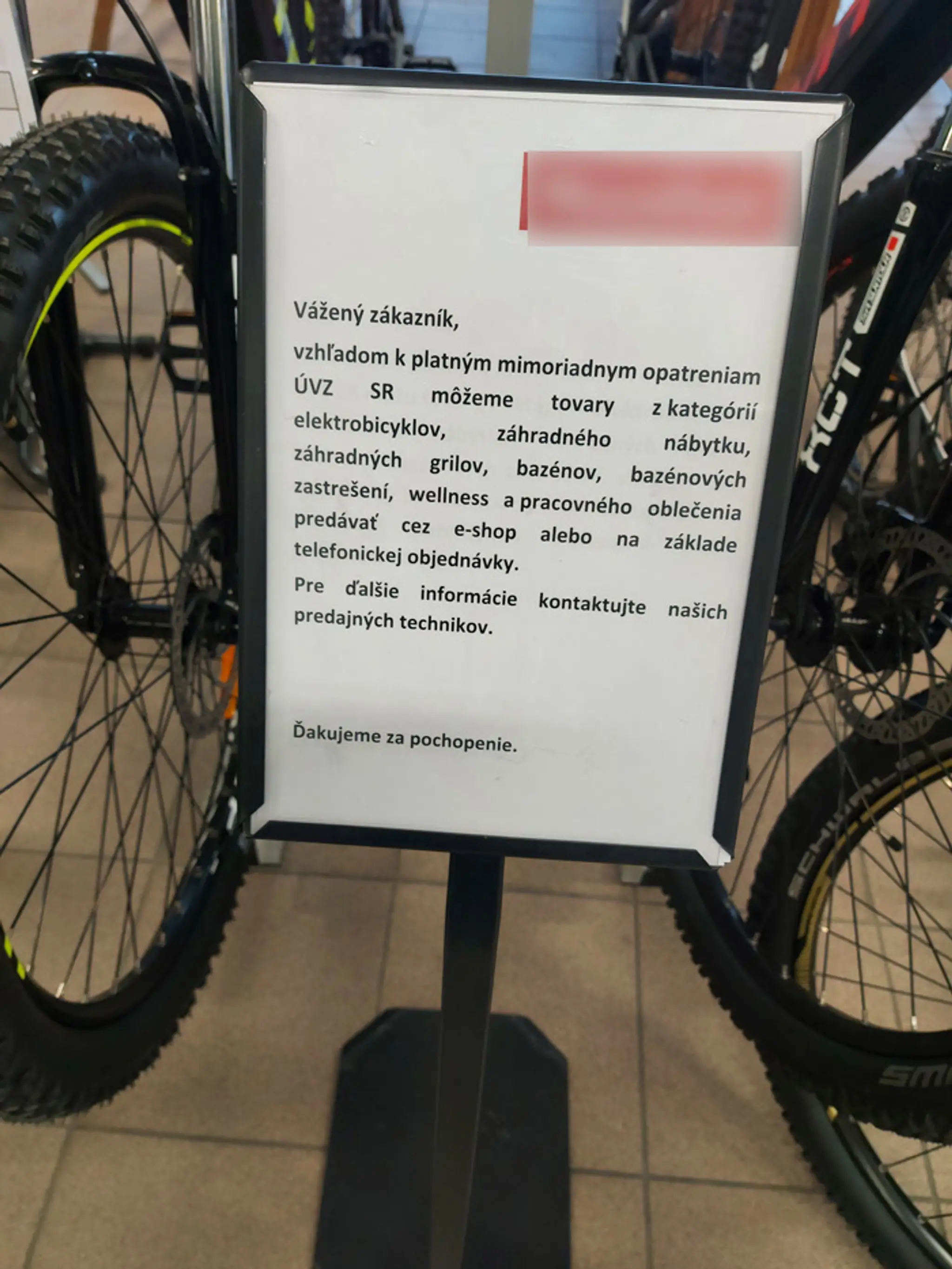 Oznámenie v obchode počas lockdownu.