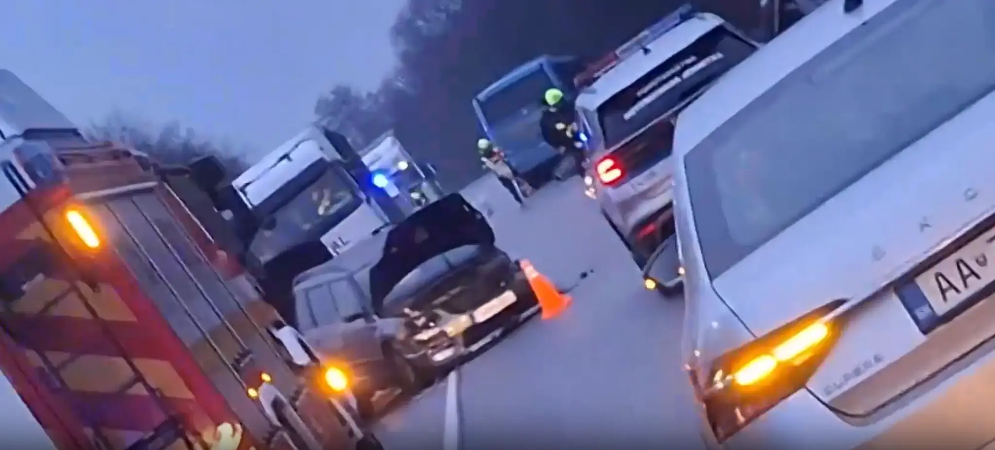 Zrážka áut s autobusom.