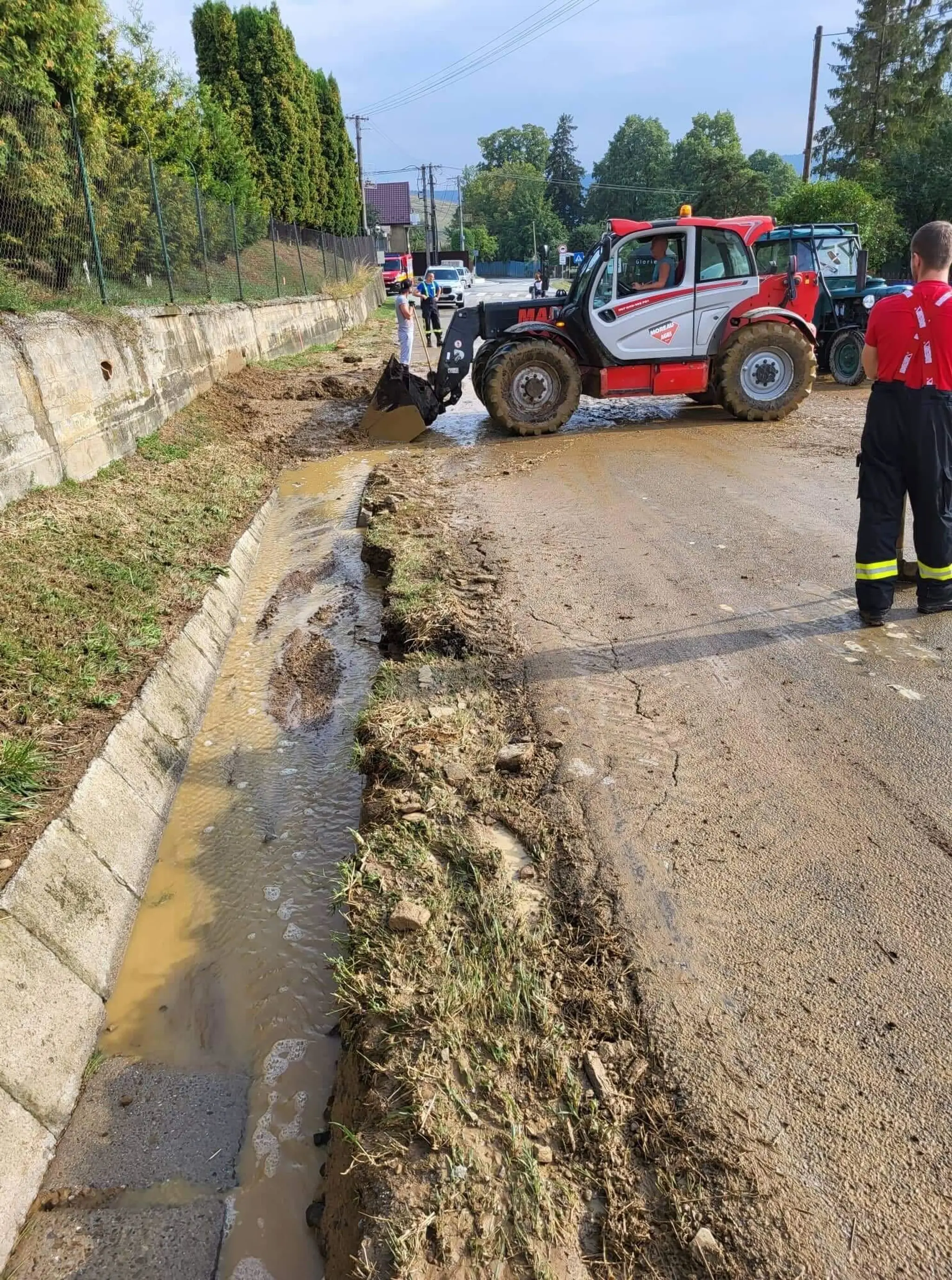 V obci Hermanovce sa z kopca zlialo bahno. Ulice museli vyčistiť dobrovoľní hasiči.