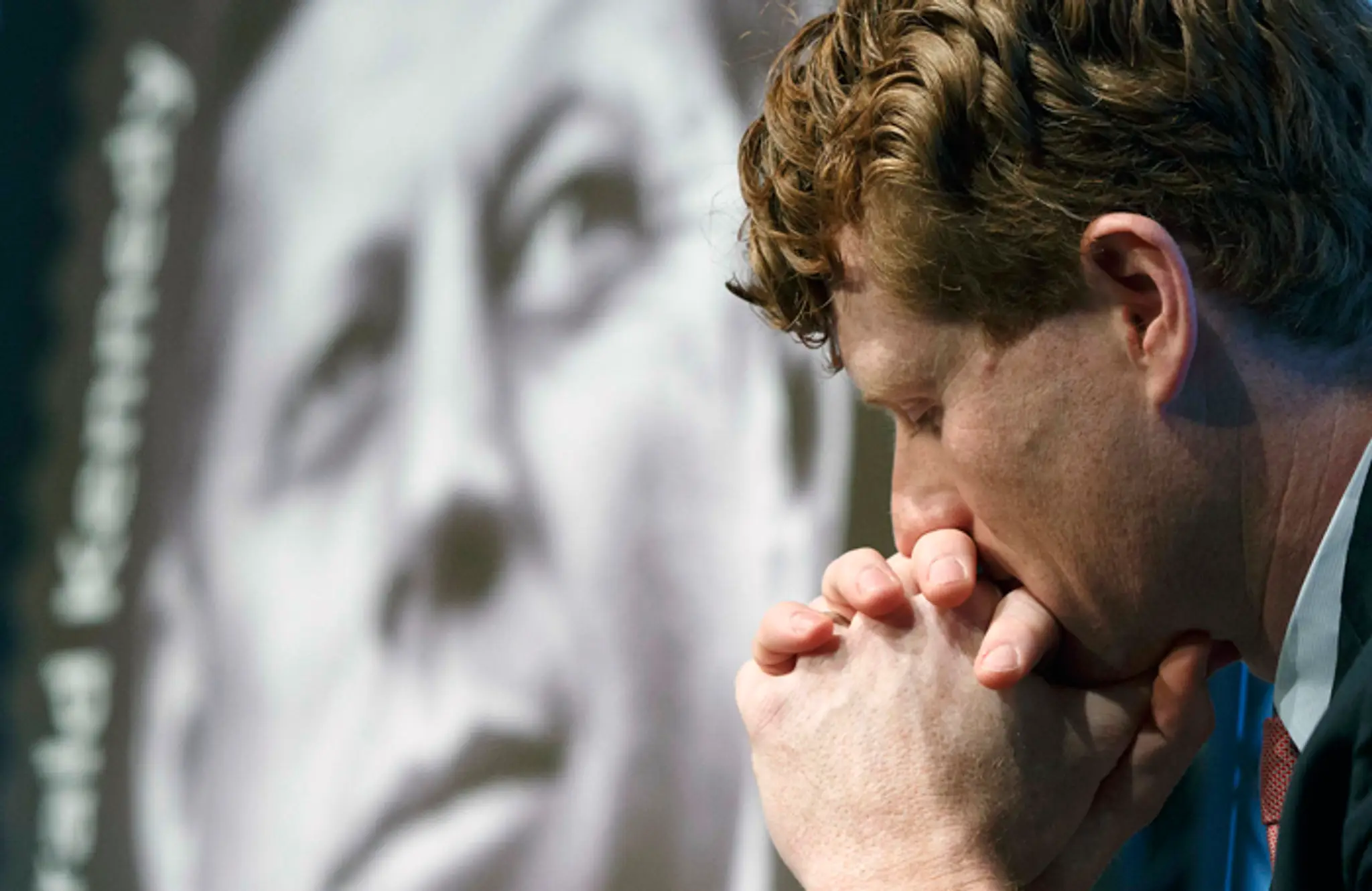 Kongresman Joseph R. Kennedy III. počúva na ceremónii uvedenia poštovej známky pri príležitosti 100. výročia narodenia prezident