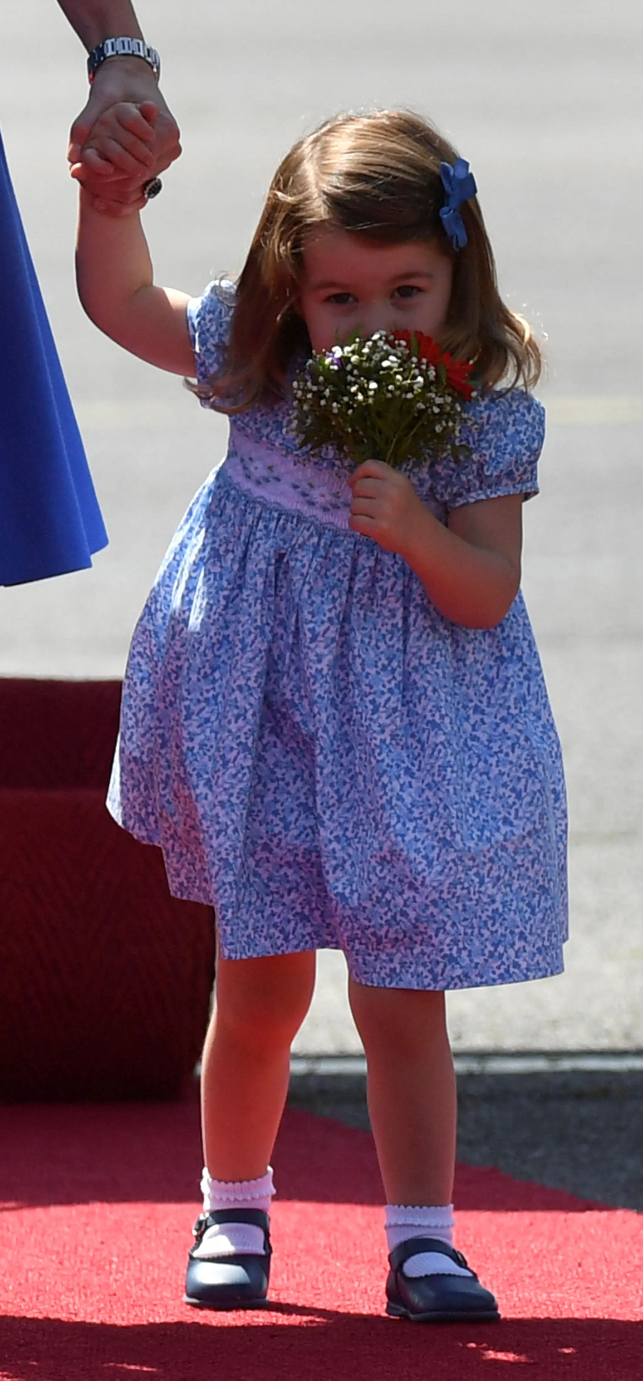 Britská princezná Charlotte vyplazuje jazyk v aute počas príchodu na svadbu britského princa Harryho s americkou herečkou Megha